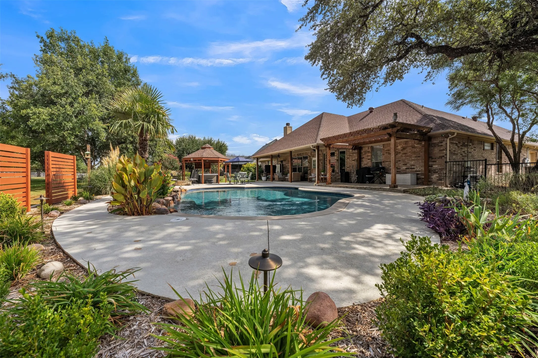 Single Family Residence For Sale in Hood County , 2116 Wood Duck Lane, Granbury, Texas 76049, 3 Bedroom, 3 Bathroom, 2 Garage spaces, 2,469 Sqft, built in 2006, mls#21385238, Real Estate Agent in Granbury, Homes For Sale in Hood county, Homes For Sale in Granbury, Realtor in Granbury Texas, Real Estate Brokerage Independent Realty Texas, Luminita Cordes Realtor