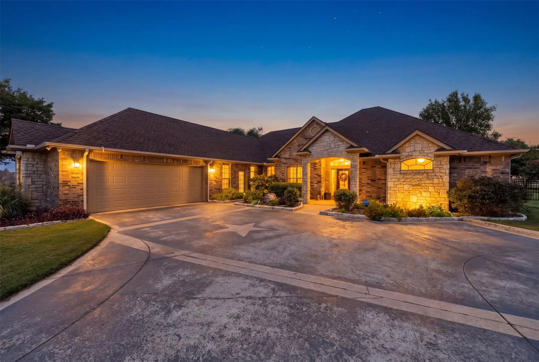 Single Family Residence For Sale in Hood County , 2116 Wood Duck Lane, Granbury, Texas 76049, 3 Bedroom, 3 Bathroom, 2 Garage spaces, 2,469 Sqft, built in 2006, mls#21385238, Real Estate Agent in Granbury, Homes For Sale in Hood county, Homes For Sale in Granbury, Realtor in Granbury Texas, Real Estate Brokerage Independent Realty Texas, Luminita Cordes Realtor