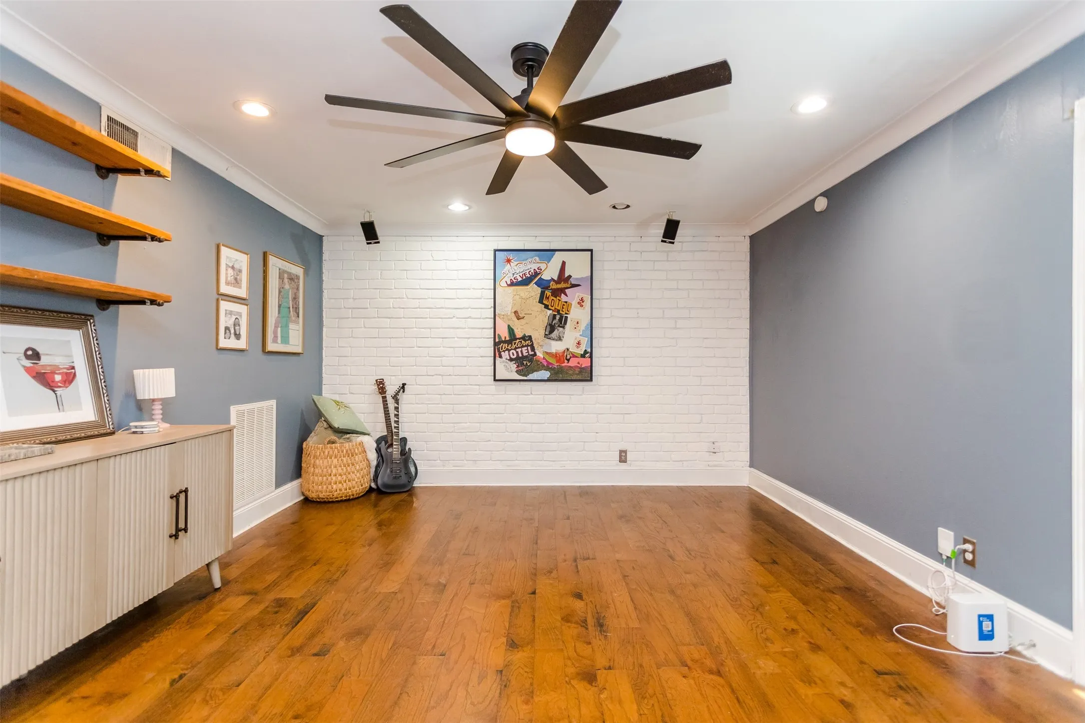 Condominium For Rent in Dallas County , 10203 Regal Oaks Drive 101, Dallas, Texas 75230, 1 Bedroom, 1 Bathroom, Garage spaces, 741 Sqft, built in 1963, mls#21384354, Real Estate Agent in Dallas, Homes For Rent in Dallas county, Homes For Rent in Dallas, Realtor in Dallas Texas, Real Estate Brokerage Independent Realty Texas, Luminita Cordes Realtor