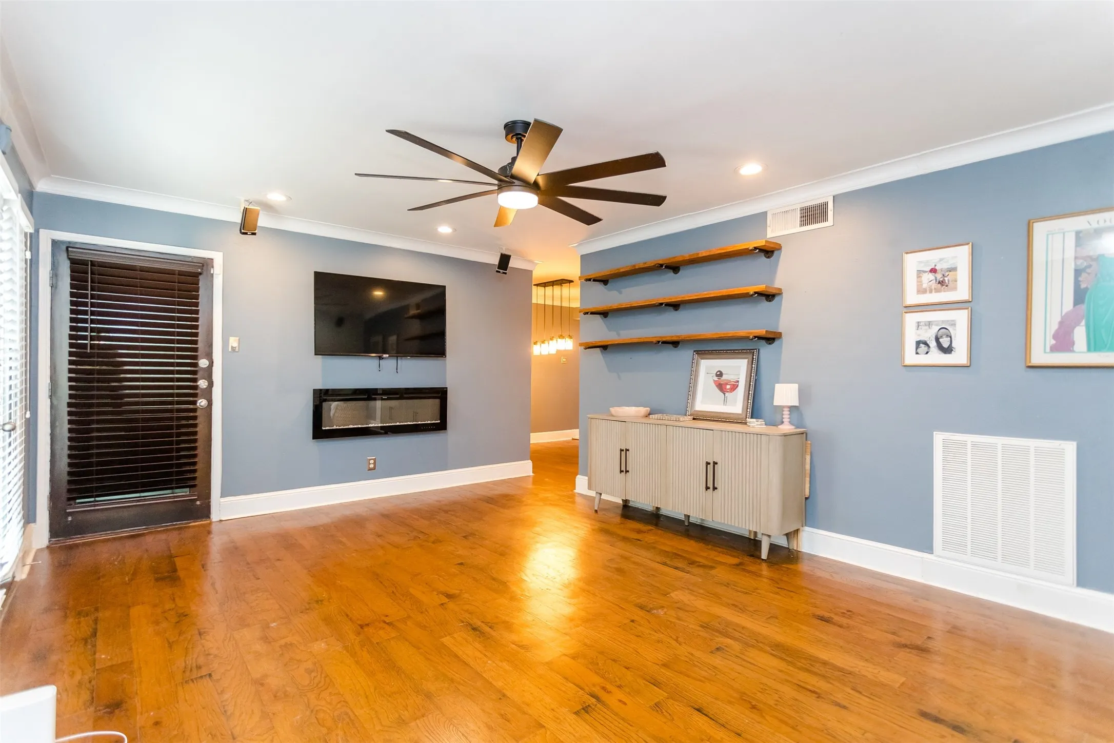 Condominium For Rent in Dallas County , 10203 Regal Oaks Drive 101, Dallas, Texas 75230, 1 Bedroom, 1 Bathroom, Garage spaces, 741 Sqft, built in 1963, mls#21384354, Real Estate Agent in Dallas, Homes For Rent in Dallas county, Homes For Rent in Dallas, Realtor in Dallas Texas, Real Estate Brokerage Independent Realty Texas, Luminita Cordes Realtor