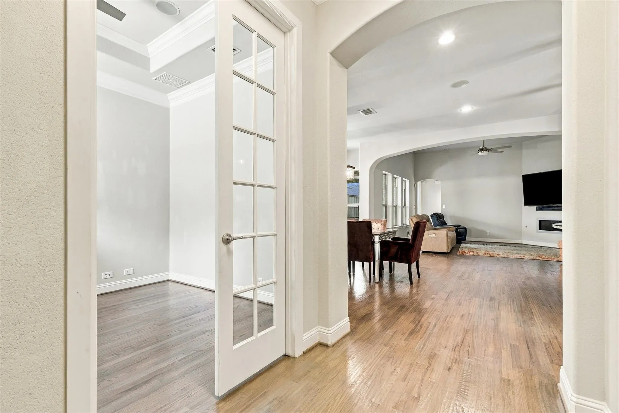 Single Family Residence For Sale in Denton County , 405 Sir Torin Lane, Lewisville, Texas 75056, 3 Bedroom, 3 Bathroom, 2 Garage spaces, 2,162 Sqft, built in 2013, mls#21385745, Real Estate Agent in Lewisville, Homes For Sale in Denton county, Homes For Sale in Lewisville, Realtor in Lewisville Texas, Real Estate Brokerage Independent Realty Texas, Luminita Cordes Realtor