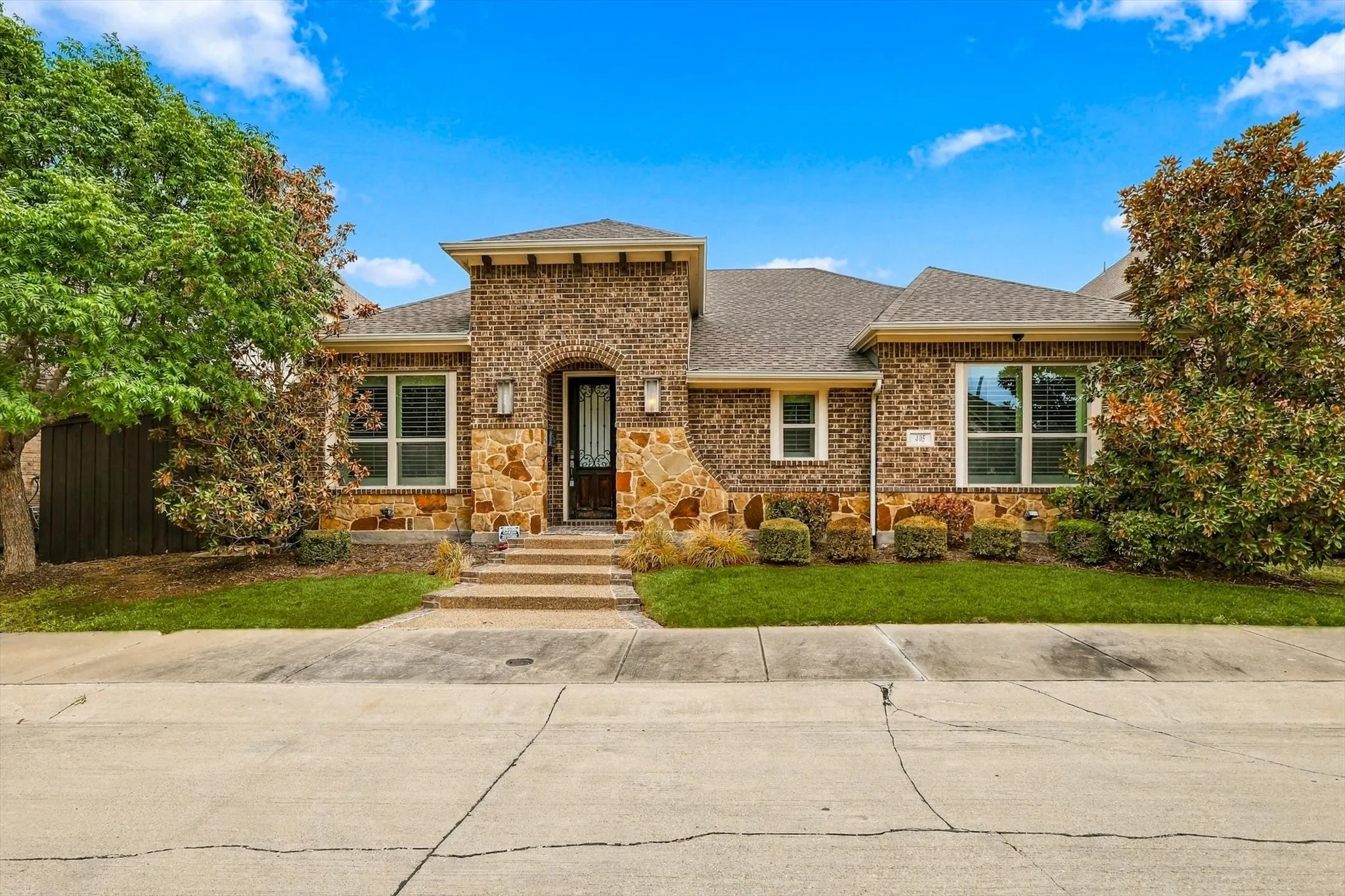 Single Family Residence For Sale in Denton County , 405 Sir Torin Lane, Lewisville, Texas 75056, 3 Bedroom, 3 Bathroom, 2 Garage spaces, 2,162 Sqft, built in 2013, mls#21385745, Real Estate Agent in Lewisville, Homes For Sale in Denton county, Homes For Sale in Lewisville, Realtor in Lewisville Texas, Real Estate Brokerage Independent Realty Texas, Luminita Cordes Realtor