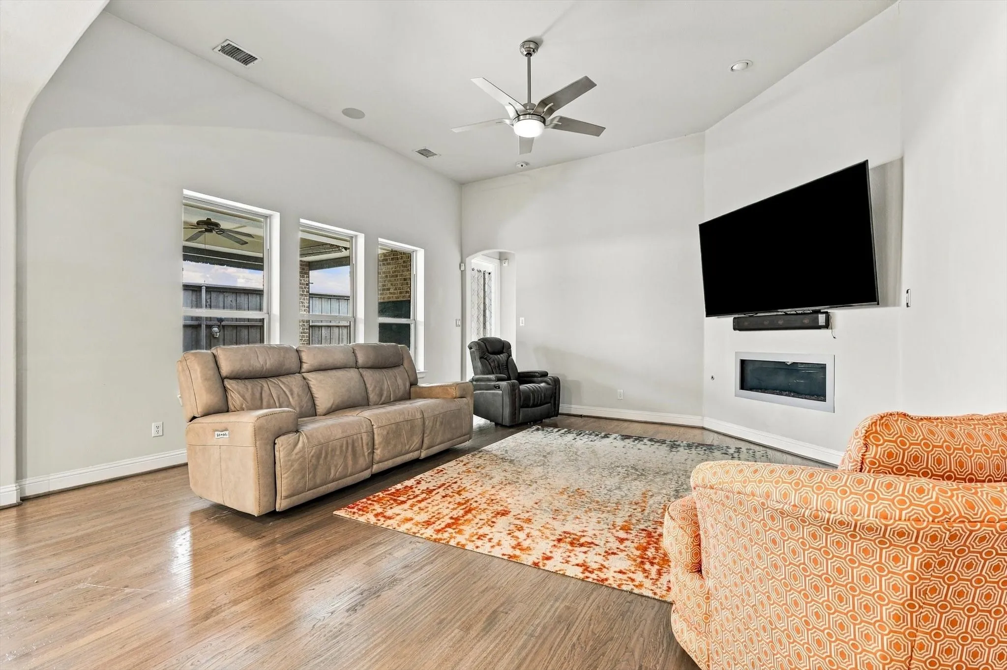 Single Family Residence For Sale in Denton County , 405 Sir Torin Lane, Lewisville, Texas 75056, 3 Bedroom, 3 Bathroom, 2 Garage spaces, 2,162 Sqft, built in 2013, mls#21385745, Real Estate Agent in Lewisville, Homes For Sale in Denton county, Homes For Sale in Lewisville, Realtor in Lewisville Texas, Real Estate Brokerage Independent Realty Texas, Luminita Cordes Realtor