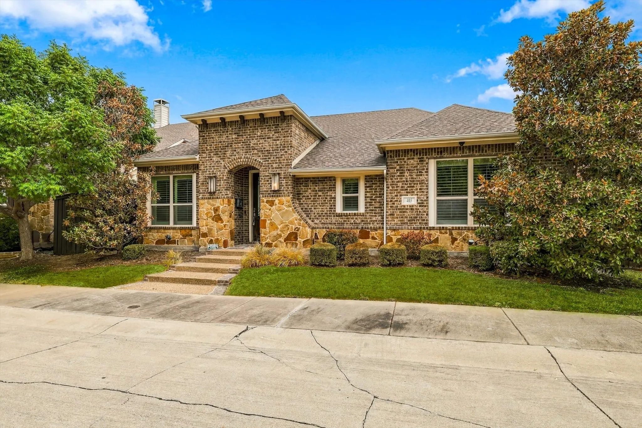 Single Family Residence For Sale in Denton County , 405 Sir Torin Lane, Lewisville, Texas 75056, 3 Bedroom, 3 Bathroom, 2 Garage spaces, 2,162 Sqft, built in 2013, mls#21385745, Real Estate Agent in Lewisville, Homes For Sale in Denton county, Homes For Sale in Lewisville, Realtor in Lewisville Texas, Real Estate Brokerage Independent Realty Texas, Luminita Cordes Realtor