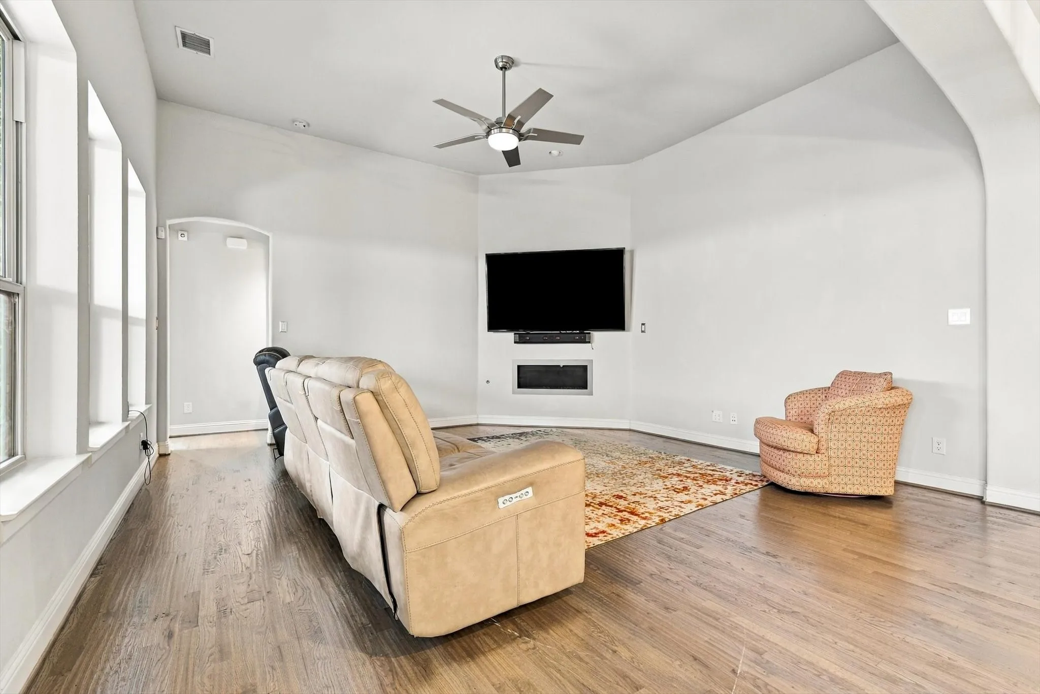 Single Family Residence For Sale in Denton County , 405 Sir Torin Lane, Lewisville, Texas 75056, 3 Bedroom, 3 Bathroom, 2 Garage spaces, 2,162 Sqft, built in 2013, mls#21385745, Real Estate Agent in Lewisville, Homes For Sale in Denton county, Homes For Sale in Lewisville, Realtor in Lewisville Texas, Real Estate Brokerage Independent Realty Texas, Luminita Cordes Realtor
