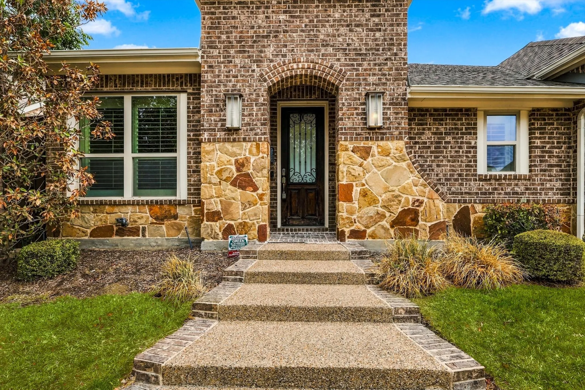 Single Family Residence For Sale in Denton County , 405 Sir Torin Lane, Lewisville, Texas 75056, 3 Bedroom, 3 Bathroom, 2 Garage spaces, 2,162 Sqft, built in 2013, mls#21385745, Real Estate Agent in Lewisville, Homes For Sale in Denton county, Homes For Sale in Lewisville, Realtor in Lewisville Texas, Real Estate Brokerage Independent Realty Texas, Luminita Cordes Realtor