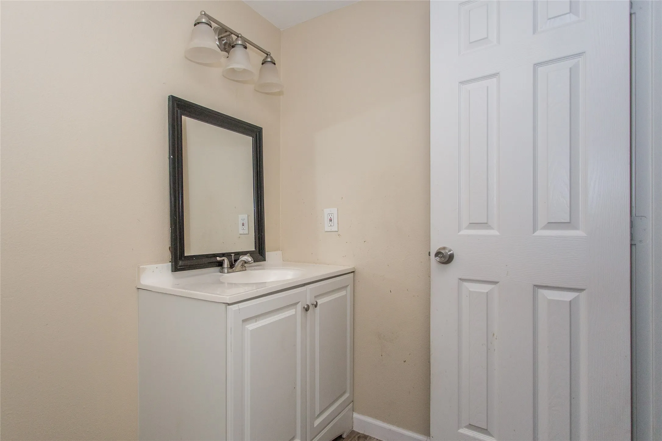Single Family Residence For Sale in Dallas County , 2669 Marfa Avenue, Dallas, Texas 75216, 5 Bedroom, 2 Bathroom, Garage spaces, 1,248 Sqft, built in 1951, mls#21382541, Real Estate Agent in Dallas, Homes For Sale in Dallas county, Homes For Sale in Dallas, Realtor in Dallas Texas, Real Estate Brokerage Independent Realty Texas, Luminita Cordes Realtor