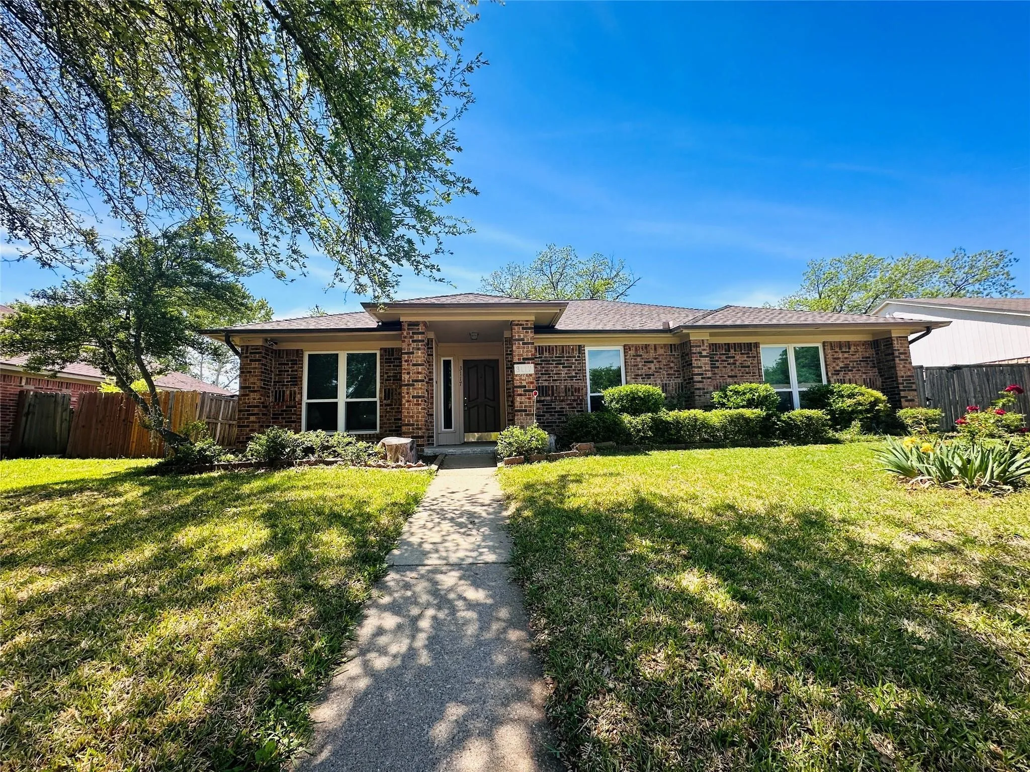 Single Family Residence For Sale in Dallas County , 3117 Kingswood Drive, Garland, Texas 75040, 3 Bedroom, 2 Bathroom, 2 Garage spaces, 1,936 Sqft, built in 1984, mls#21385752, Real Estate Agent in Garland, Homes For Sale in Dallas county, Homes For Sale in Garland, Realtor in Garland Texas, Real Estate Brokerage Independent Realty Texas, Luminita Cordes Realtor