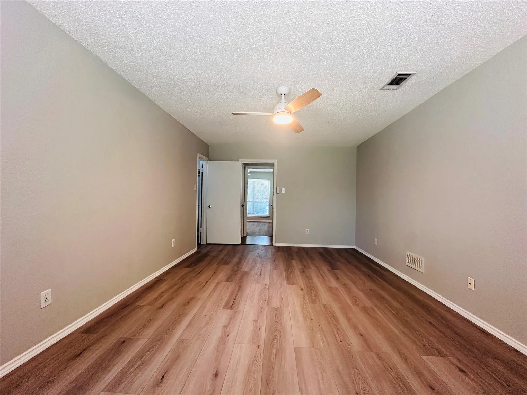 Single Family Residence For Sale in Dallas County , 3117 Kingswood Drive, Garland, Texas 75040, 3 Bedroom, 2 Bathroom, 2 Garage spaces, 1,936 Sqft, built in 1984, mls#21385752, Real Estate Agent in Garland, Homes For Sale in Dallas county, Homes For Sale in Garland, Realtor in Garland Texas, Real Estate Brokerage Independent Realty Texas, Luminita Cordes Realtor