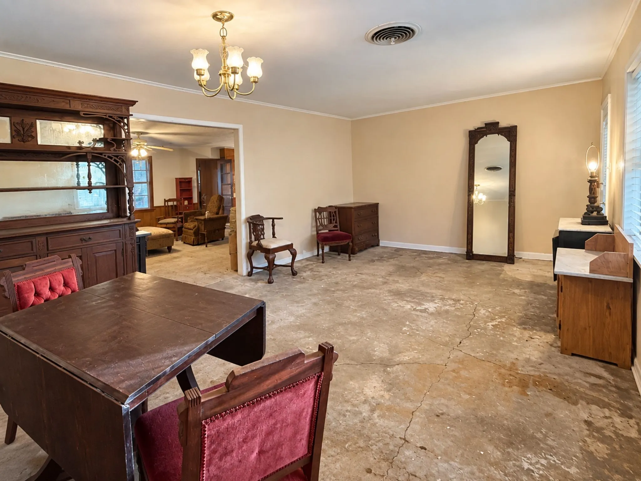 Single Family Residence For Sale in Navarro County , 600 Carroll Street, Kerens, Texas 75144, 3 Bedroom, 2 Bathroom, 2 Garage spaces, 1,976 Sqft, built in 1967, mls#21385756, Real Estate Agent in Kerens, Homes For Sale in Navarro county, Homes For Sale in Kerens, Realtor in Kerens Texas, Real Estate Brokerage Independent Realty Texas, Luminita Cordes Realtor
