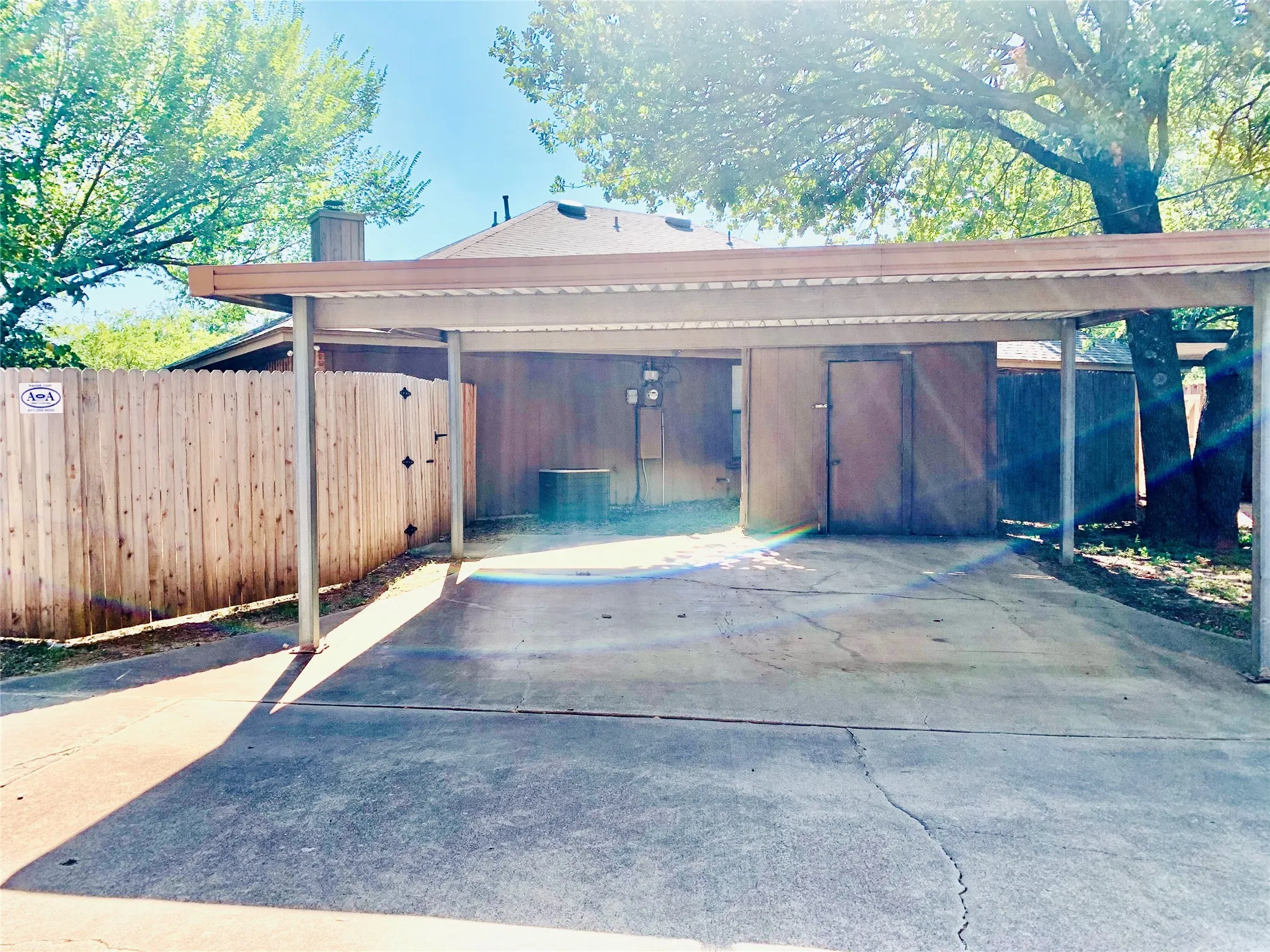 Duplex For Rent in Tarrant County , 2305 Kingsford Court, Arlington, Texas 76017, 3 Bedroom, 2 Bathroom, Garage spaces, 904 Sqft, built in 1985, mls#21385631, Real Estate Agent in Arlington, Homes For Rent in Tarrant county, Homes For Rent in Arlington, Realtor in Arlington Texas, Real Estate Brokerage Independent Realty Texas, Luminita Cordes Realtor