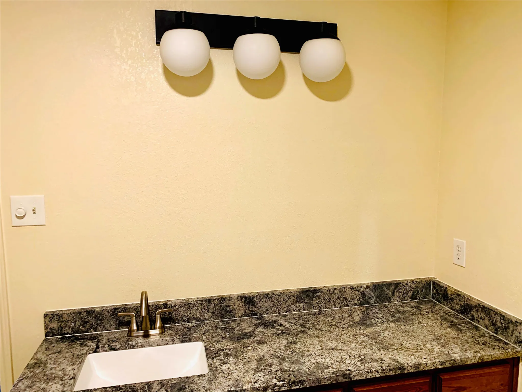 Duplex For Rent in Tarrant County , 2305 Kingsford Court, Arlington, Texas 76017, 3 Bedroom, 2 Bathroom, Garage spaces, 904 Sqft, built in 1985, mls#21385631, Real Estate Agent in Arlington, Homes For Rent in Tarrant county, Homes For Rent in Arlington, Realtor in Arlington Texas, Real Estate Brokerage Independent Realty Texas, Luminita Cordes Realtor