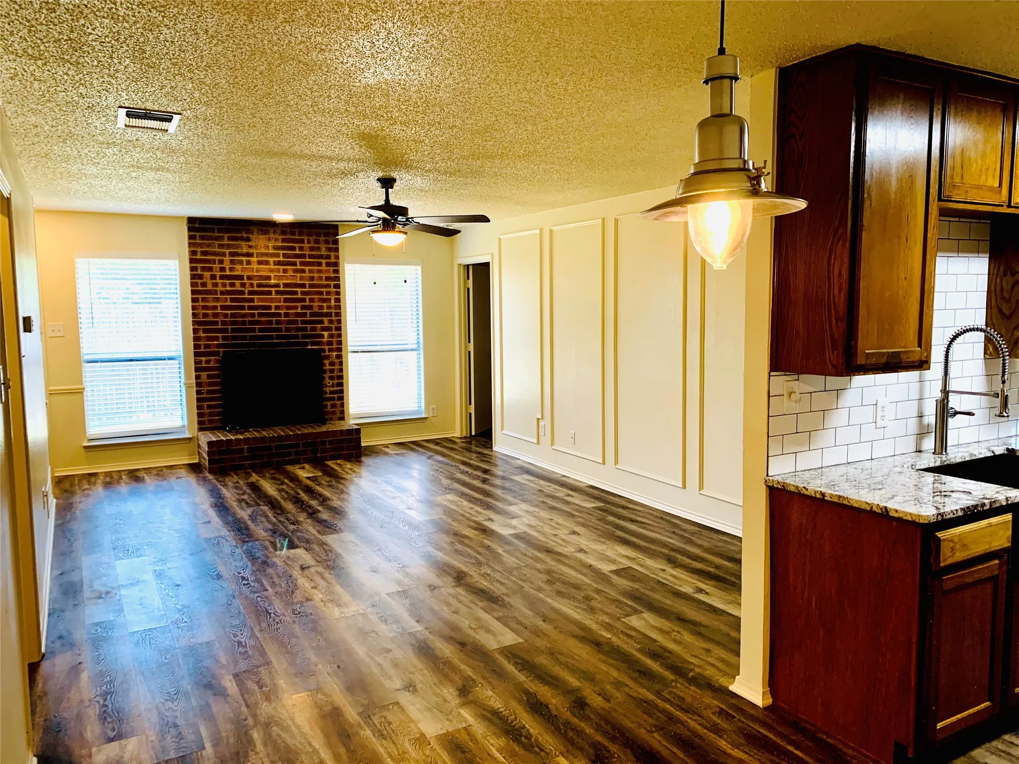 Duplex For Rent in Tarrant County , 2305 Kingsford Court, Arlington, Texas 76017, 3 Bedroom, 2 Bathroom, Garage spaces, 904 Sqft, built in 1985, mls#21385631, Real Estate Agent in Arlington, Homes For Rent in Tarrant county, Homes For Rent in Arlington, Realtor in Arlington Texas, Real Estate Brokerage Independent Realty Texas, Luminita Cordes Realtor