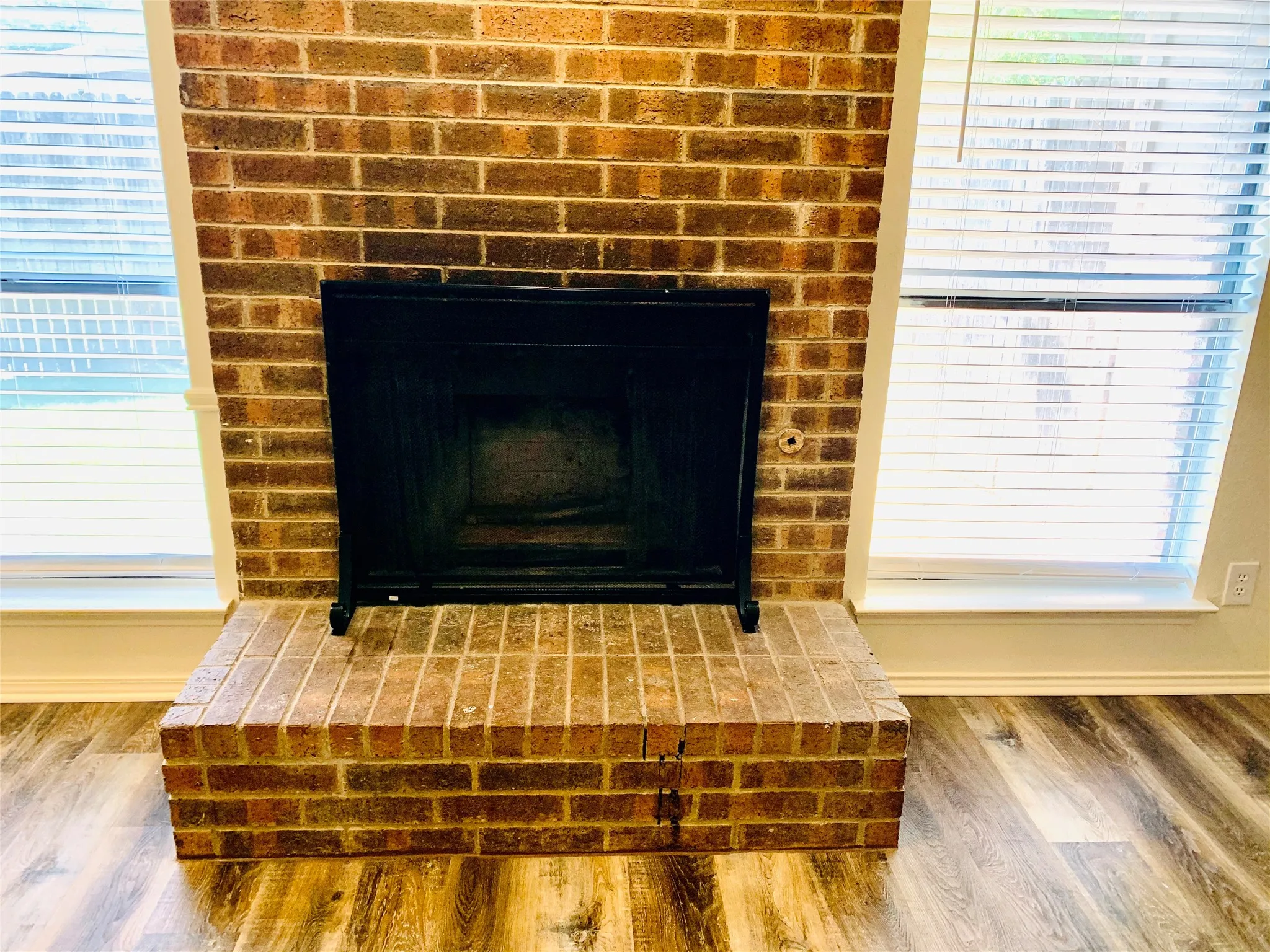 Duplex For Rent in Tarrant County , 2305 Kingsford Court, Arlington, Texas 76017, 3 Bedroom, 2 Bathroom, Garage spaces, 904 Sqft, built in 1985, mls#21385631, Real Estate Agent in Arlington, Homes For Rent in Tarrant county, Homes For Rent in Arlington, Realtor in Arlington Texas, Real Estate Brokerage Independent Realty Texas, Luminita Cordes Realtor