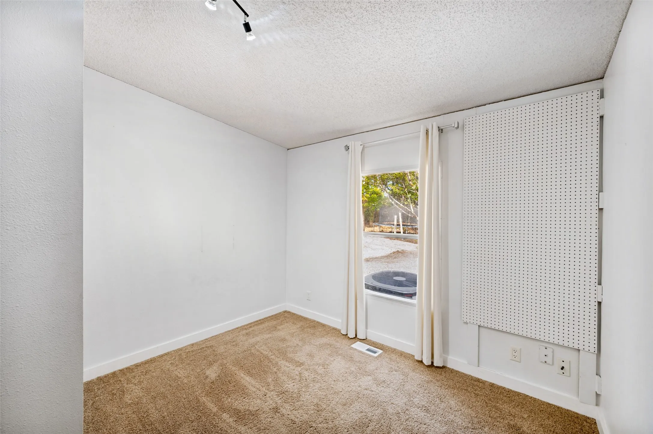 Secondary bedroom without a closet can be small office