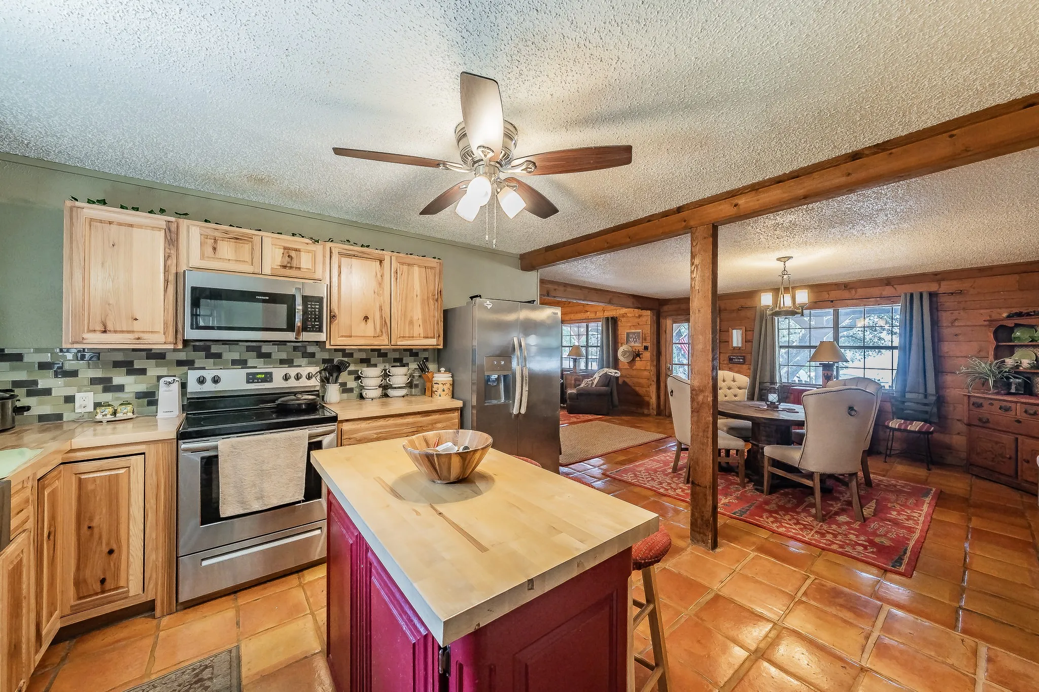 Single Family Residence For Sale in Tarrant County , 6106 Park Road, Fort Worth, Texas 76135, 2 Bedroom, 2 Bathroom, Garage spaces, 1,760 Sqft, built in 1979, mls#21380284, Real Estate Agent in Fort Worth, Homes For Sale in Tarrant county, Homes For Sale in Fort Worth, Realtor in Fort Worth Texas, Real Estate Brokerage Independent Realty Texas, Luminita Cordes Realtor