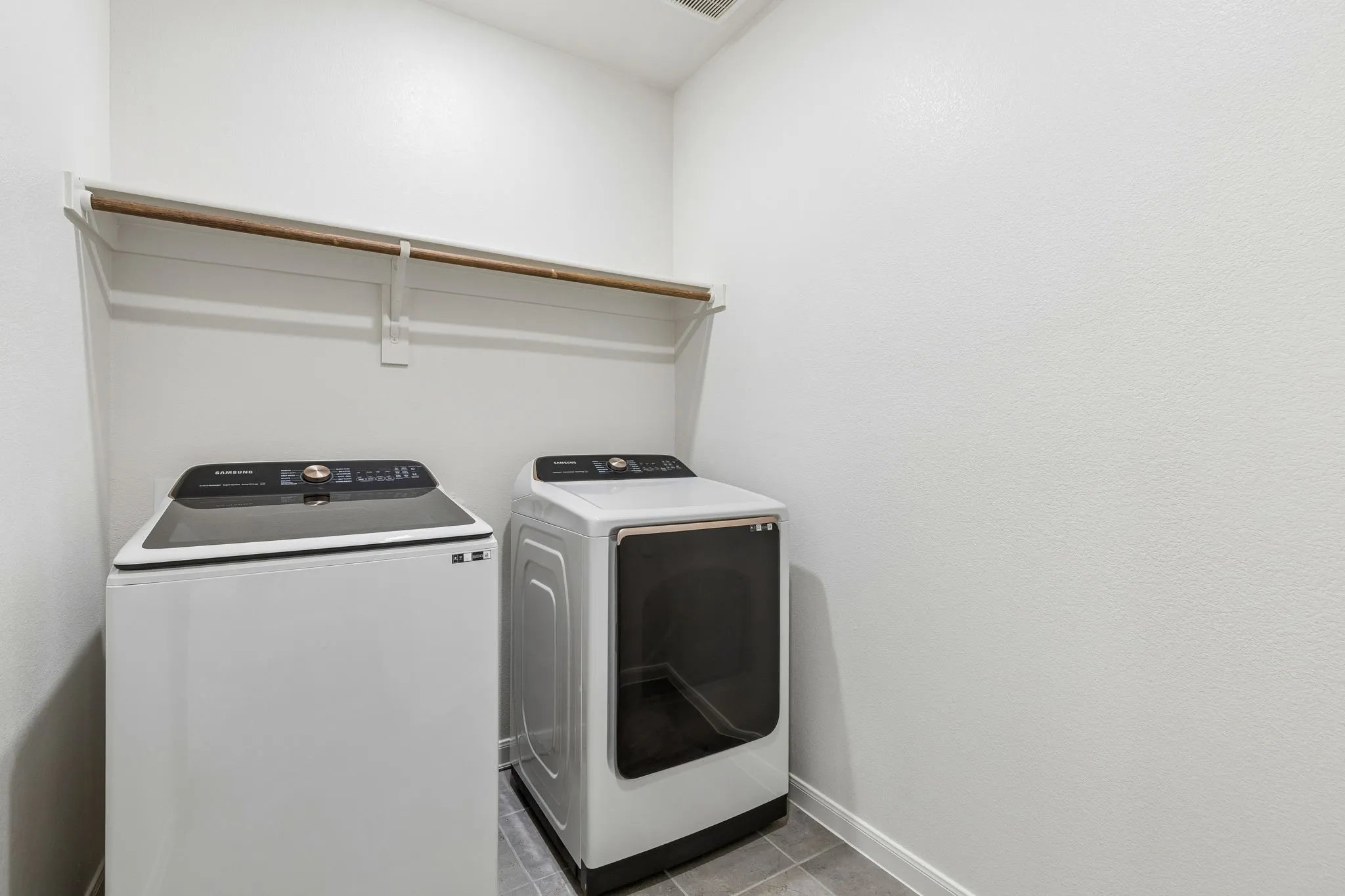 Single Family Residence For Sale in Collin County , 1105 Mapleton Drive, Anna, Texas 75409, 4 Bedroom, 2 Bathroom, 2 Garage spaces, 2,143 Sqft, built in 2021, mls#21385777, Real Estate Agent in Anna, Homes For Sale in Collin county, Homes For Sale in Anna, Realtor in Anna Texas, Real Estate Brokerage Independent Realty Texas, Luminita Cordes Realtor