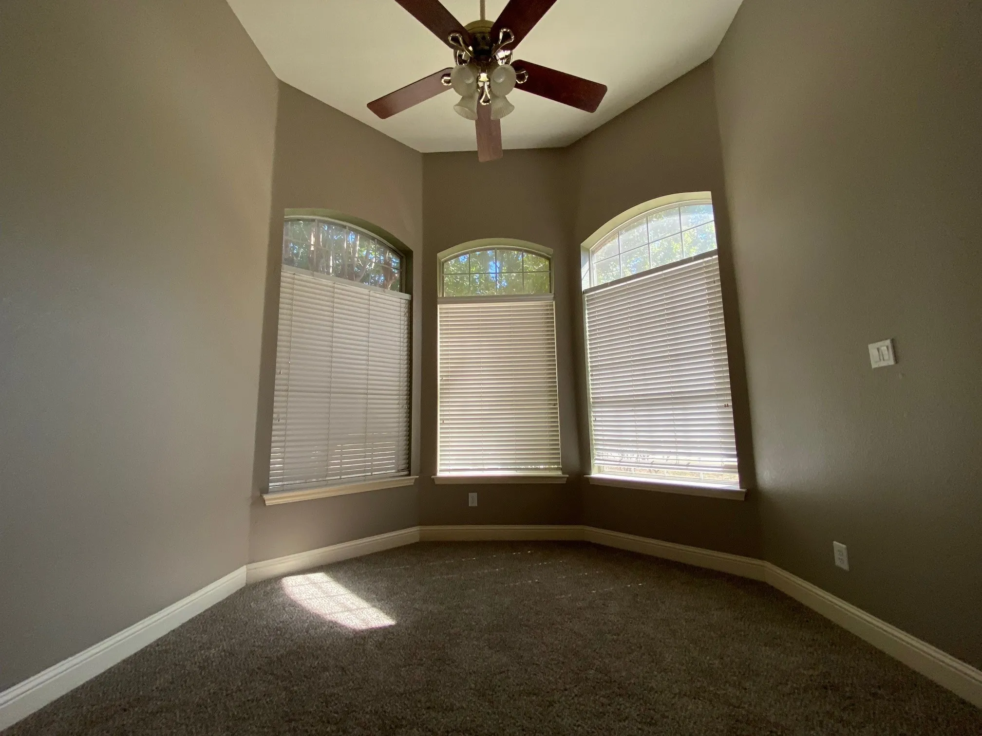 Single Family Residence For Rent in Denton County , 2011 Glen Manor Road, Corinth, Texas 76208, 4 Bedroom, 4 Bathroom, 2 Garage spaces, 3,530 Sqft, built in 2001, mls#21385788, Real Estate Agent in Corinth, Homes For Rent in Denton county, Homes For Rent in Corinth, Realtor in Corinth Texas, Real Estate Brokerage Independent Realty Texas, Luminita Cordes Realtor