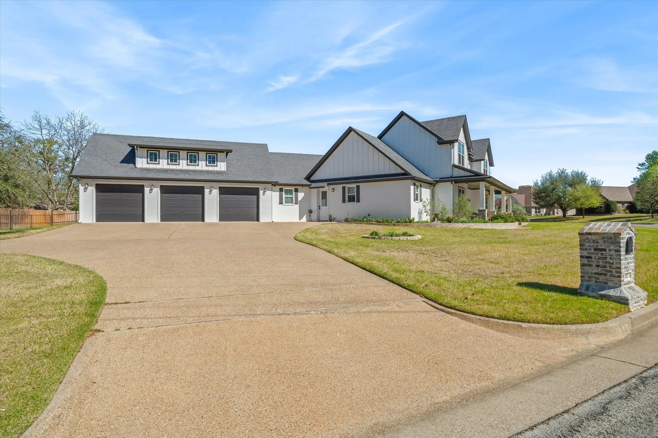 Single Family Residence For Sale in Smith County , 202 Winged Foot Drive, Hideaway, Texas 75771, 3 Bedroom, 3 Bathroom, 3 Garage spaces, 3,169 Sqft, built in 2019, mls#21385264, Real Estate Agent in Hideaway, Homes For Sale in Smith county, Homes For Sale in Hideaway, Realtor in Hideaway Texas, Real Estate Brokerage Independent Realty Texas, Luminita Cordes Realtor
