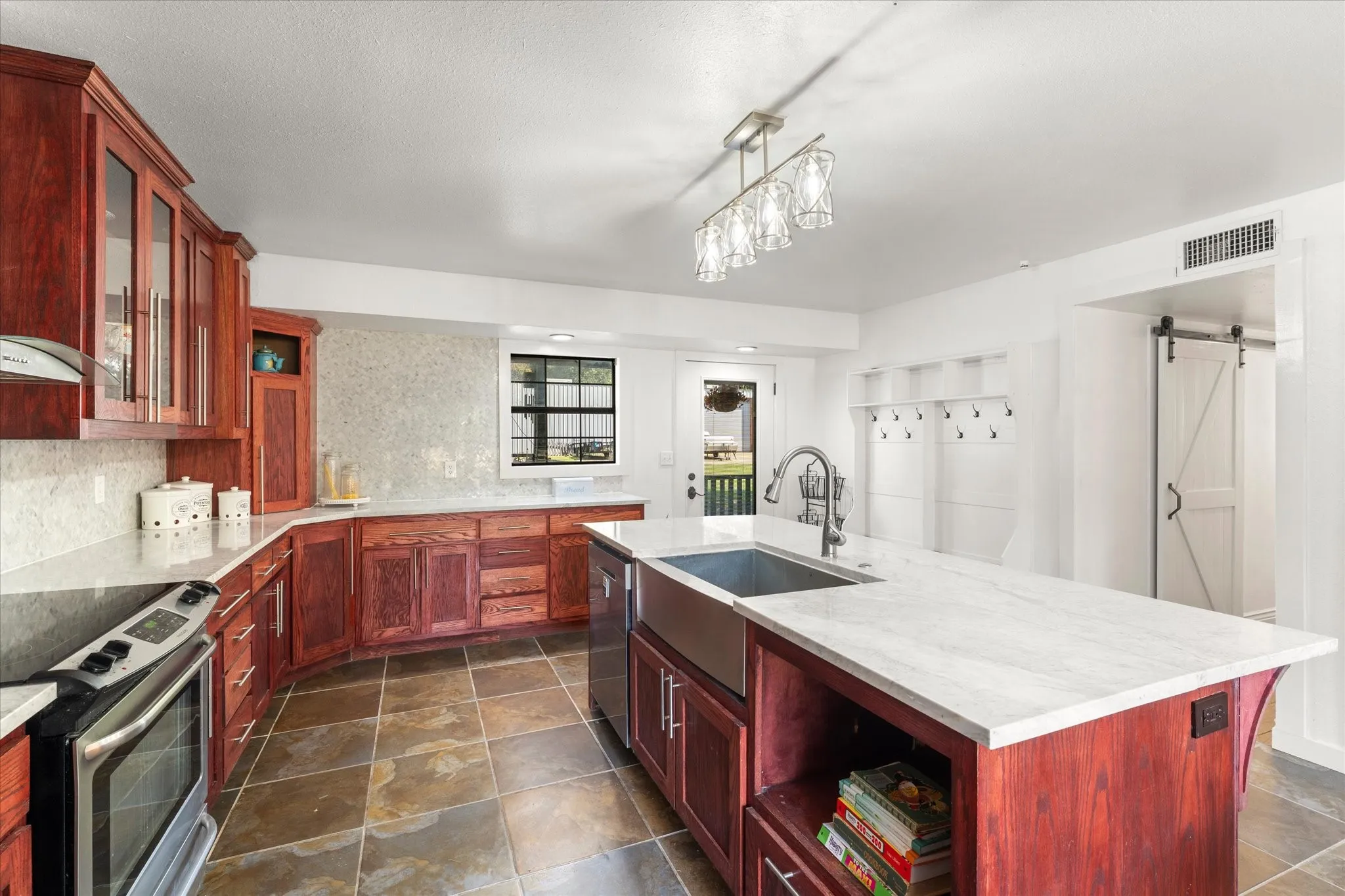 Single Family Residence For Sale in Wood County , 3825 E Hwy 154, Quitman, Texas 75783, 3 Bedroom, 3 Bathroom, 8 Garage spaces, 5,124 Sqft, built in 1980, mls#21383514, Real Estate Agent in Quitman, Homes For Sale in Wood county, Homes For Sale in Quitman, Realtor in Quitman Texas, Real Estate Brokerage Independent Realty Texas, Luminita Cordes Realtor