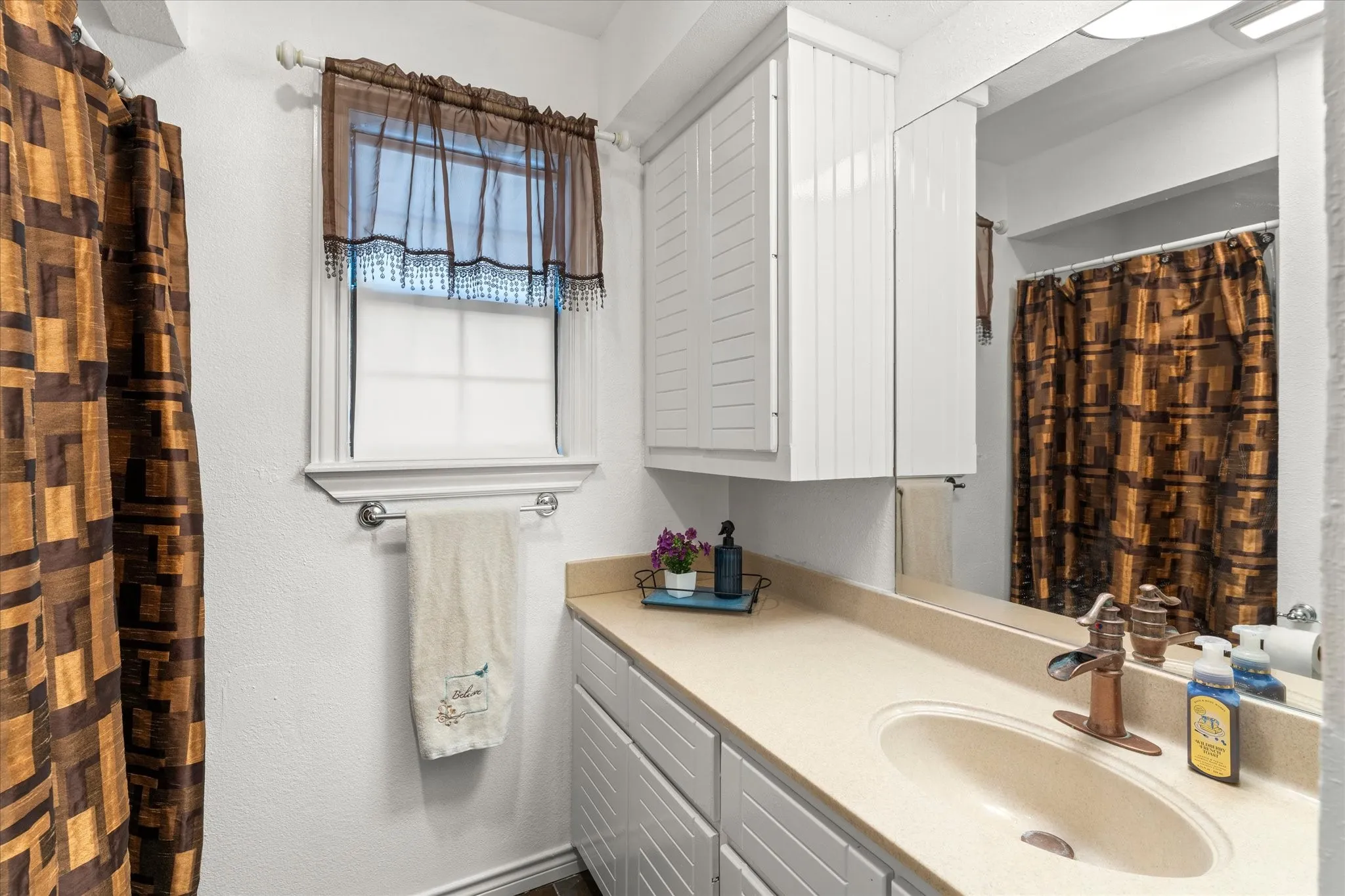 Single Family Residence For Sale in Wood County , 3825 E Hwy 154, Quitman, Texas 75783, 3 Bedroom, 3 Bathroom, 8 Garage spaces, 5,124 Sqft, built in 1980, mls#21383514, Real Estate Agent in Quitman, Homes For Sale in Wood county, Homes For Sale in Quitman, Realtor in Quitman Texas, Real Estate Brokerage Independent Realty Texas, Luminita Cordes Realtor