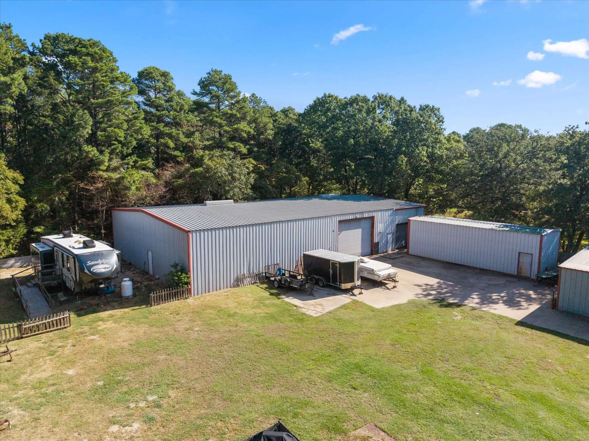 Single Family Residence For Sale in Wood County , 3825 E Hwy 154, Quitman, Texas 75783, 3 Bedroom, 3 Bathroom, 8 Garage spaces, 5,124 Sqft, built in 1980, mls#21383514, Real Estate Agent in Quitman, Homes For Sale in Wood county, Homes For Sale in Quitman, Realtor in Quitman Texas, Real Estate Brokerage Independent Realty Texas, Luminita Cordes Realtor