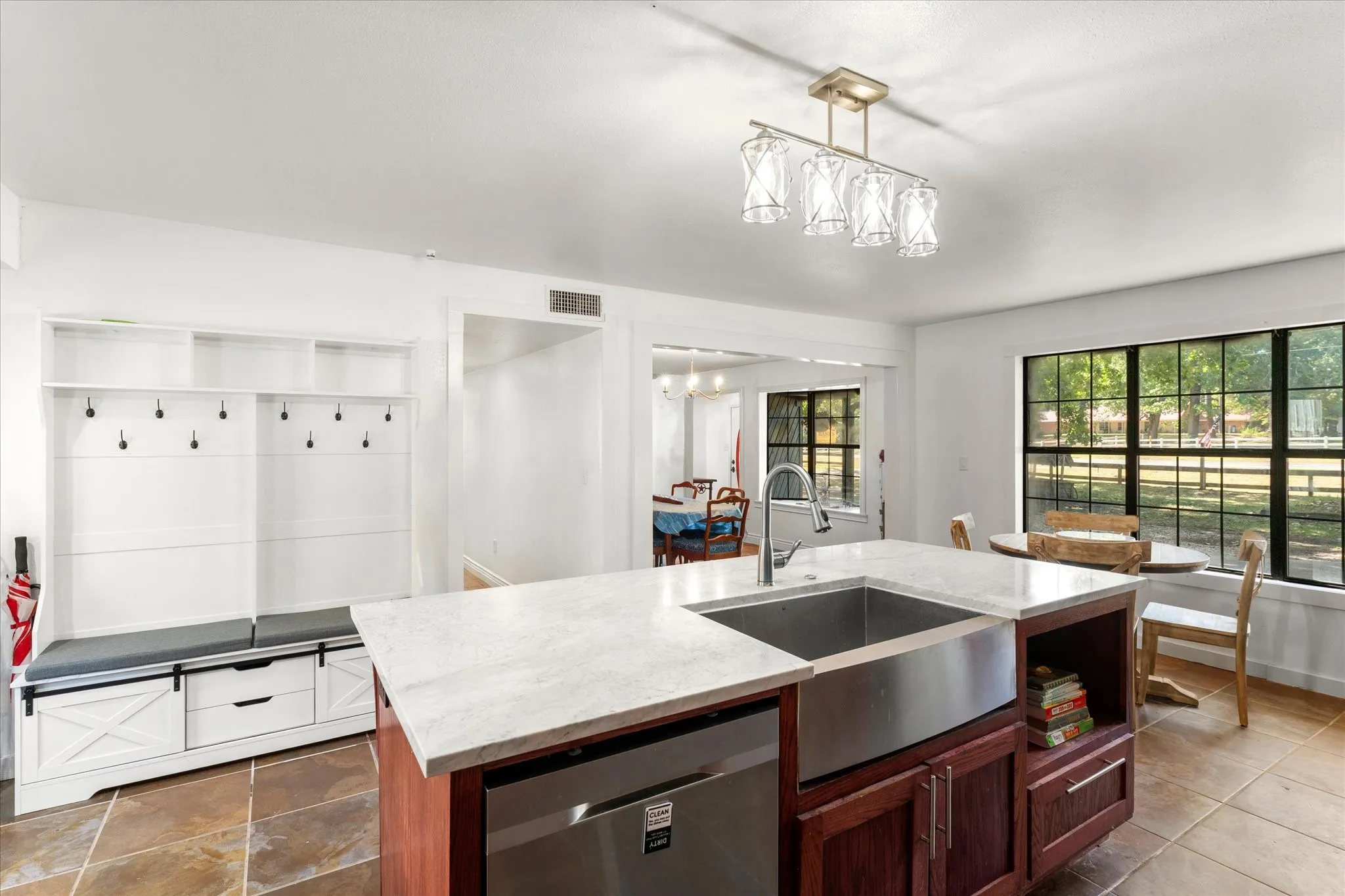 Single Family Residence For Sale in Wood County , 3825 E Hwy 154, Quitman, Texas 75783, 3 Bedroom, 3 Bathroom, 8 Garage spaces, 5,124 Sqft, built in 1980, mls#21383514, Real Estate Agent in Quitman, Homes For Sale in Wood county, Homes For Sale in Quitman, Realtor in Quitman Texas, Real Estate Brokerage Independent Realty Texas, Luminita Cordes Realtor