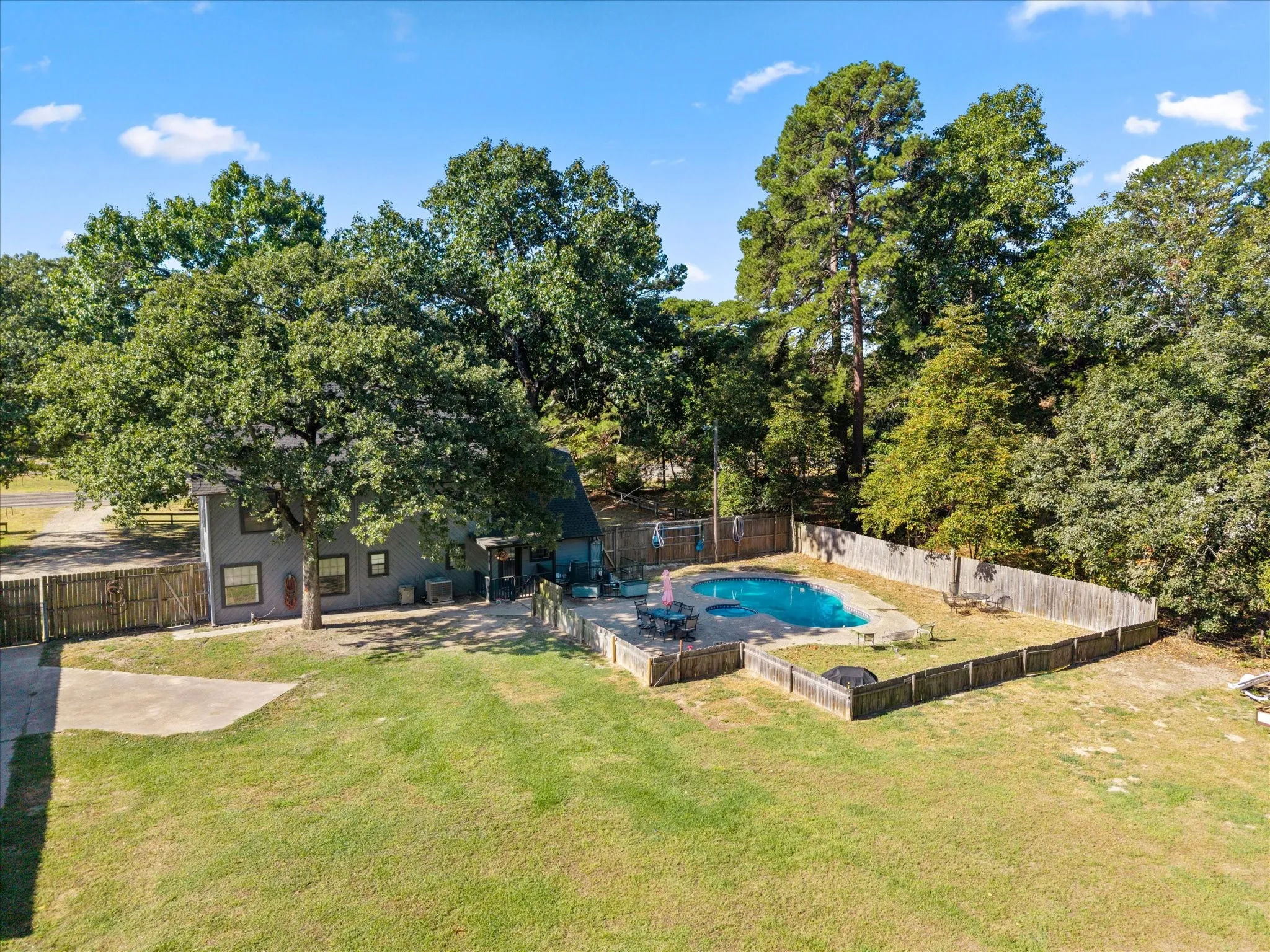 Single Family Residence For Sale in Wood County , 3825 E Hwy 154, Quitman, Texas 75783, 3 Bedroom, 3 Bathroom, 8 Garage spaces, 5,124 Sqft, built in 1980, mls#21383514, Real Estate Agent in Quitman, Homes For Sale in Wood county, Homes For Sale in Quitman, Realtor in Quitman Texas, Real Estate Brokerage Independent Realty Texas, Luminita Cordes Realtor