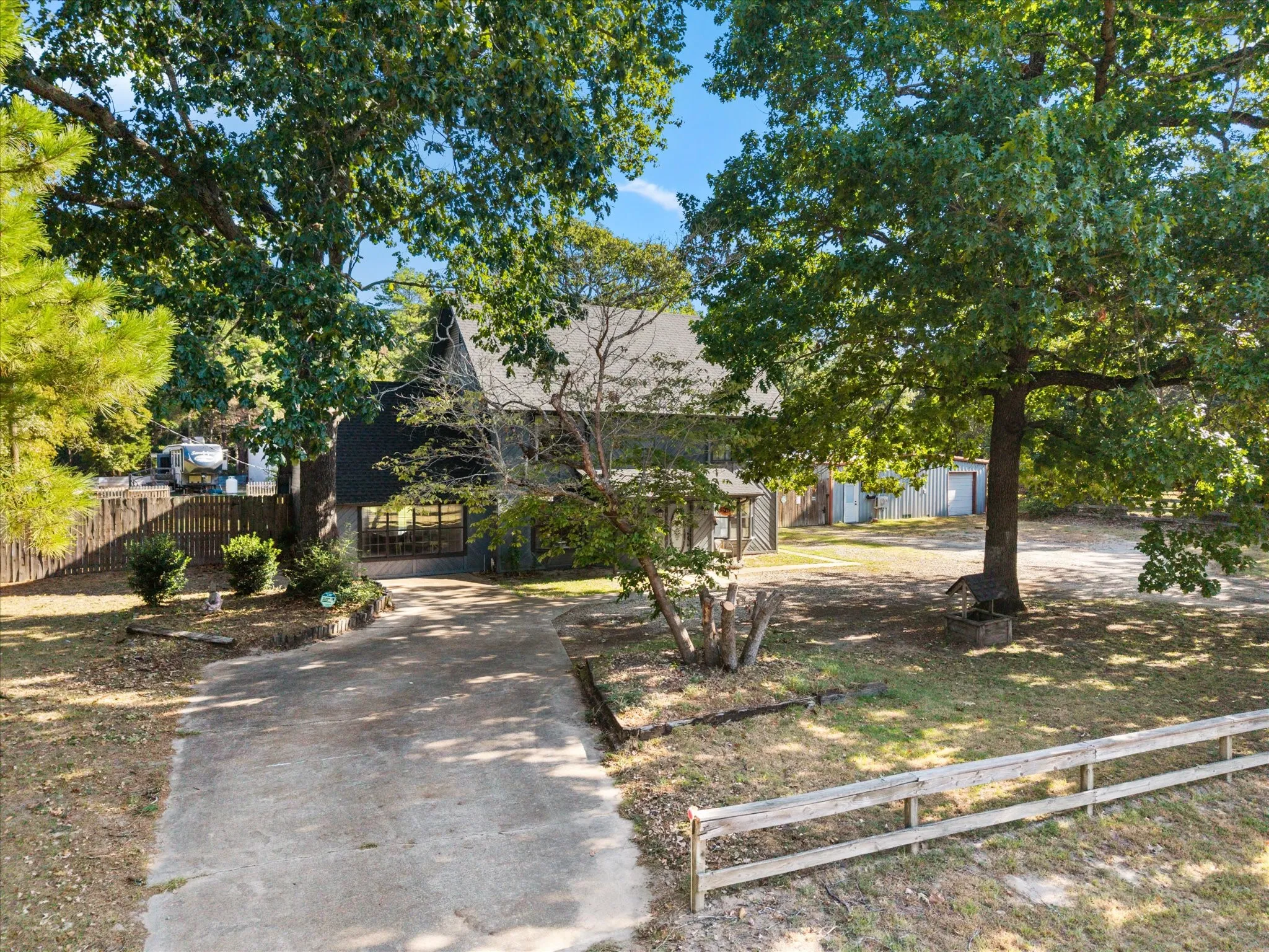 Single Family Residence For Sale in Wood County , 3825 E Hwy 154, Quitman, Texas 75783, 3 Bedroom, 3 Bathroom, 8 Garage spaces, 5,124 Sqft, built in 1980, mls#21383514, Real Estate Agent in Quitman, Homes For Sale in Wood county, Homes For Sale in Quitman, Realtor in Quitman Texas, Real Estate Brokerage Independent Realty Texas, Luminita Cordes Realtor
