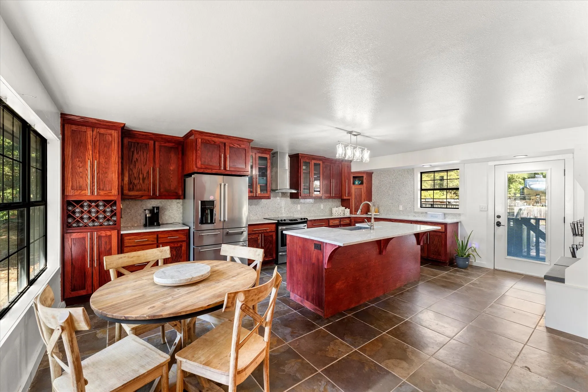 Single Family Residence For Sale in Wood County , 3825 E Hwy 154, Quitman, Texas 75783, 3 Bedroom, 3 Bathroom, 8 Garage spaces, 5,124 Sqft, built in 1980, mls#21383514, Real Estate Agent in Quitman, Homes For Sale in Wood county, Homes For Sale in Quitman, Realtor in Quitman Texas, Real Estate Brokerage Independent Realty Texas, Luminita Cordes Realtor