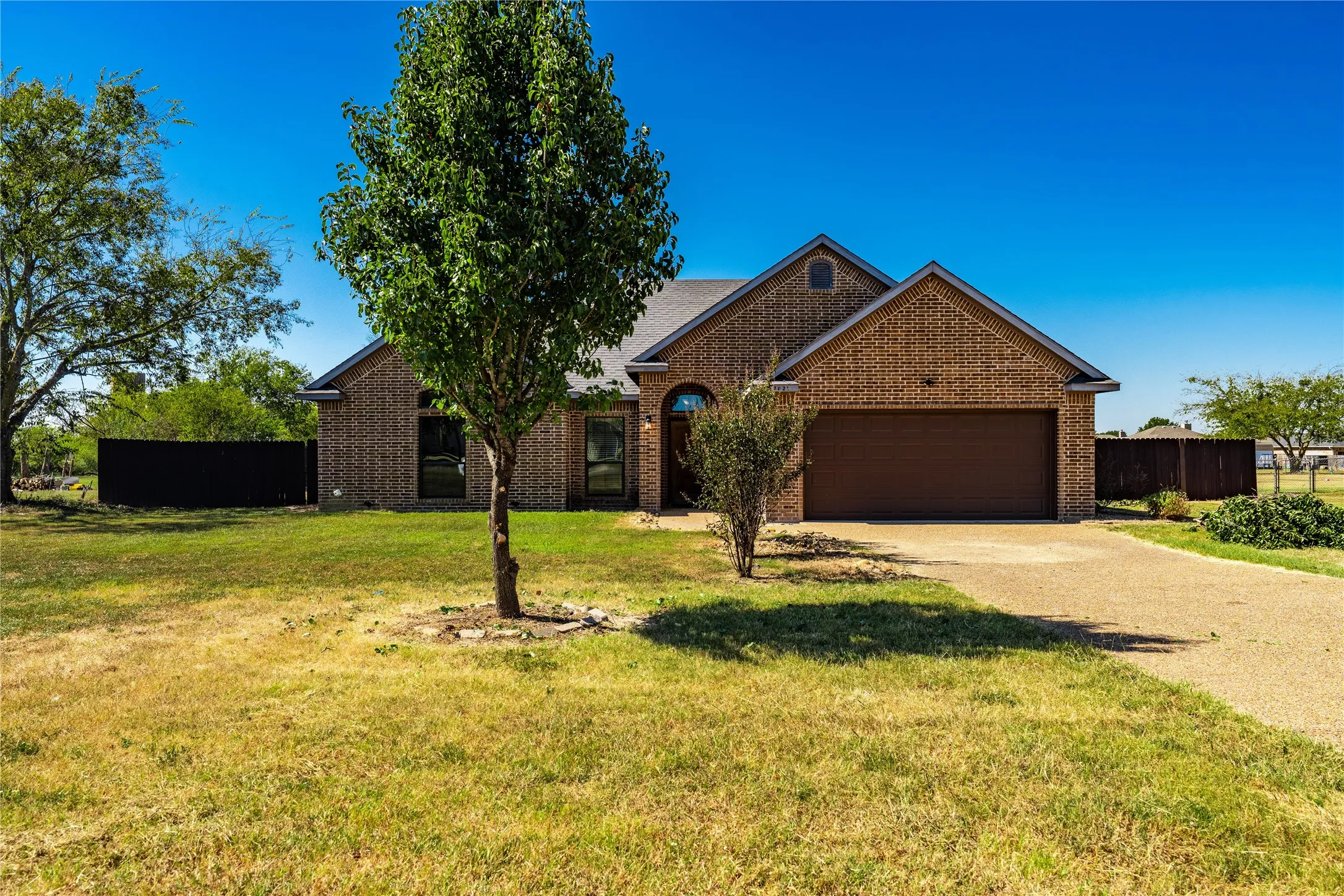 Single Family Residence For Sale in Kaufman County , 17821 FM 3080, Mabank, Texas 75147, 3 Bedroom, 2 Bathroom, 2 Garage spaces, 1,545 Sqft, built in 2013, mls#21385813, Real Estate Agent in Mabank, Homes For Sale in Kaufman county, Homes For Sale in Mabank, Realtor in Mabank Texas, Real Estate Brokerage Independent Realty Texas, Luminita Cordes Realtor
