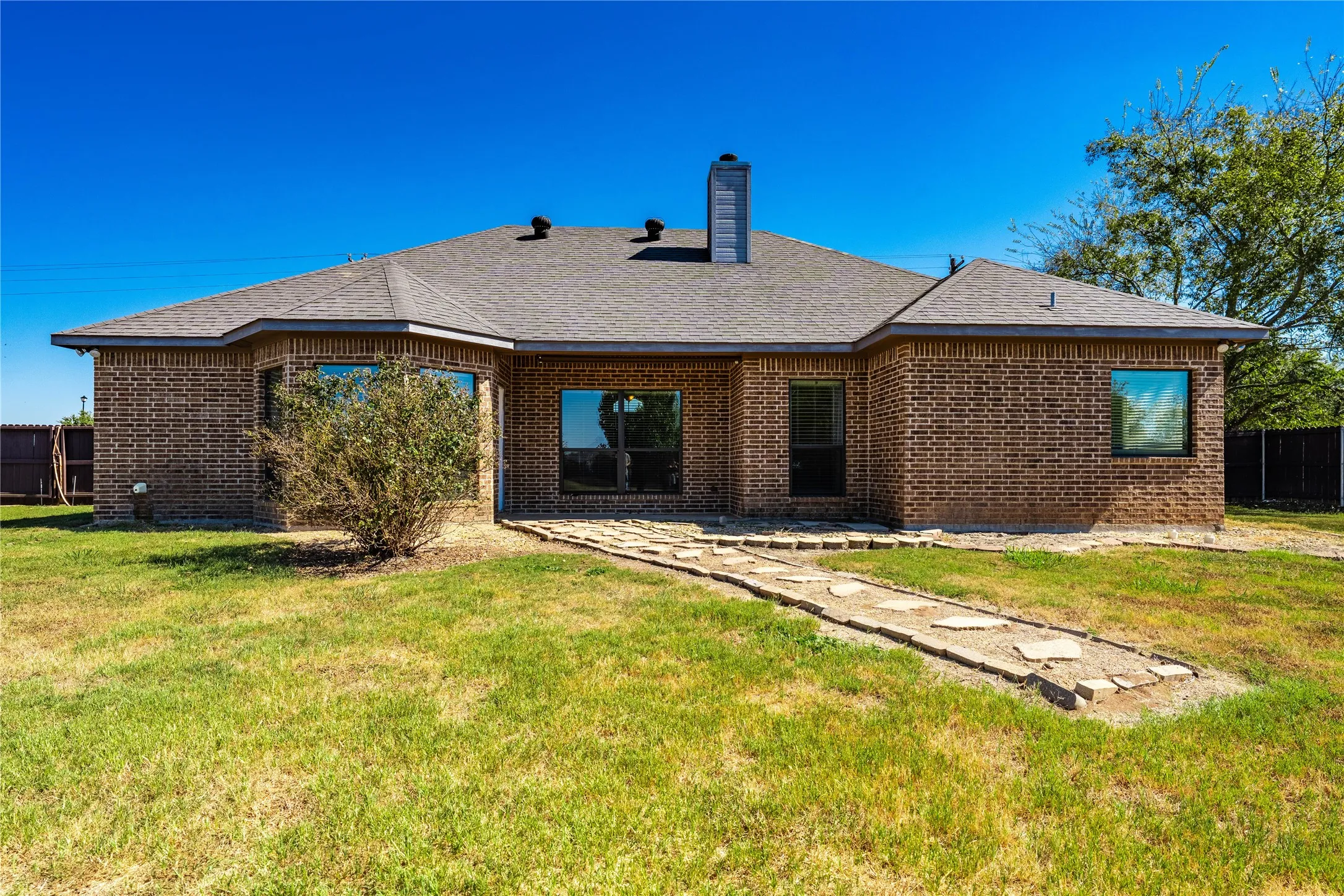 Single Family Residence For Sale in Kaufman County , 17821 FM 3080, Mabank, Texas 75147, 3 Bedroom, 2 Bathroom, 2 Garage spaces, 1,545 Sqft, built in 2013, mls#21385813, Real Estate Agent in Mabank, Homes For Sale in Kaufman county, Homes For Sale in Mabank, Realtor in Mabank Texas, Real Estate Brokerage Independent Realty Texas, Luminita Cordes Realtor