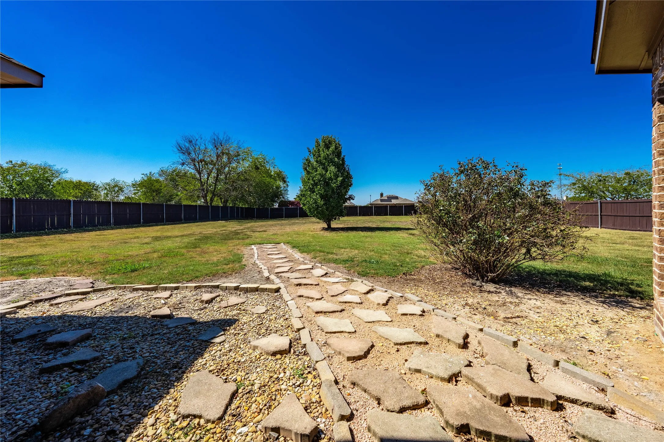 Single Family Residence For Sale in Kaufman County , 17821 FM 3080, Mabank, Texas 75147, 3 Bedroom, 2 Bathroom, 2 Garage spaces, 1,545 Sqft, built in 2013, mls#21385813, Real Estate Agent in Mabank, Homes For Sale in Kaufman county, Homes For Sale in Mabank, Realtor in Mabank Texas, Real Estate Brokerage Independent Realty Texas, Luminita Cordes Realtor