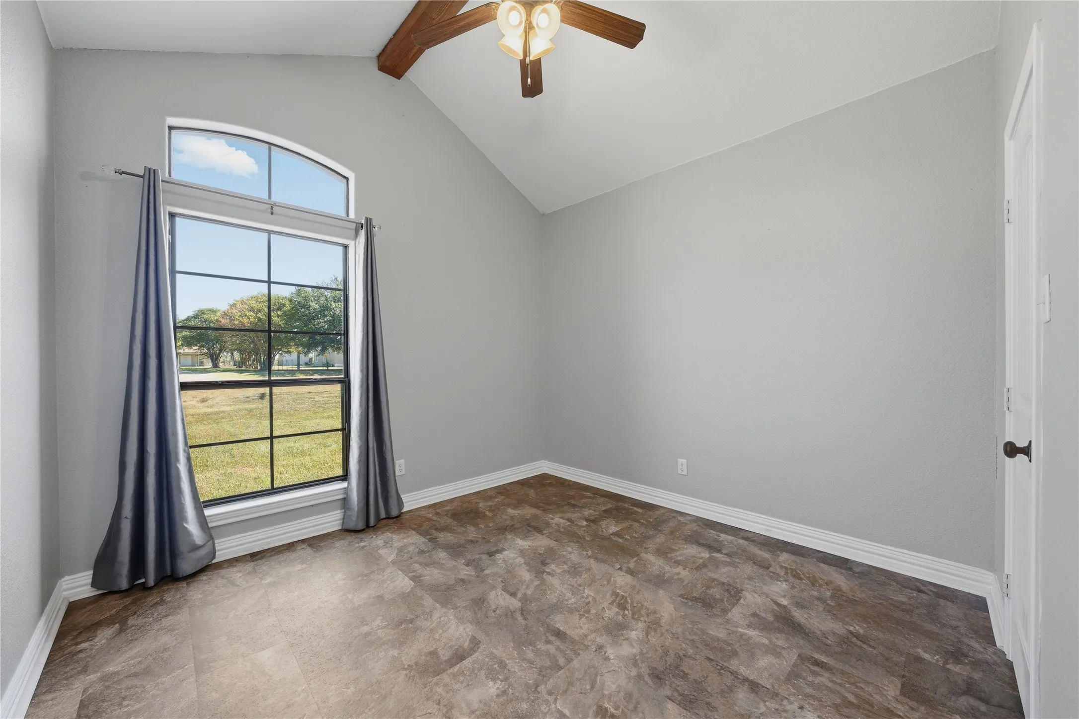 Single Family Residence For Sale in Kaufman County , 17821 FM 3080, Mabank, Texas 75147, 3 Bedroom, 2 Bathroom, 2 Garage spaces, 1,545 Sqft, built in 2013, mls#21385813, Real Estate Agent in Mabank, Homes For Sale in Kaufman county, Homes For Sale in Mabank, Realtor in Mabank Texas, Real Estate Brokerage Independent Realty Texas, Luminita Cordes Realtor