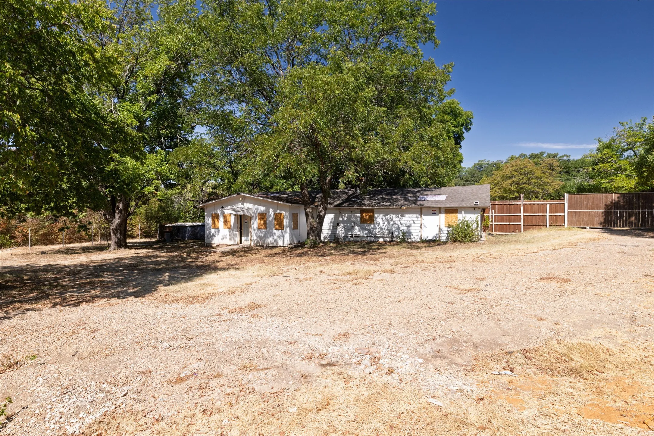 Single Family Residence For Sale in Dallas County , 2232 S Belt Line Road, Dallas, Texas 75253, 4 Bedroom, 2 Bathroom, Garage spaces, 1,712 Sqft, built in 1953, mls#21384267, Real Estate Agent in Dallas, Homes For Sale in Dallas county, Homes For Sale in Dallas, Realtor in Dallas Texas, Real Estate Brokerage Independent Realty Texas, Luminita Cordes Realtor