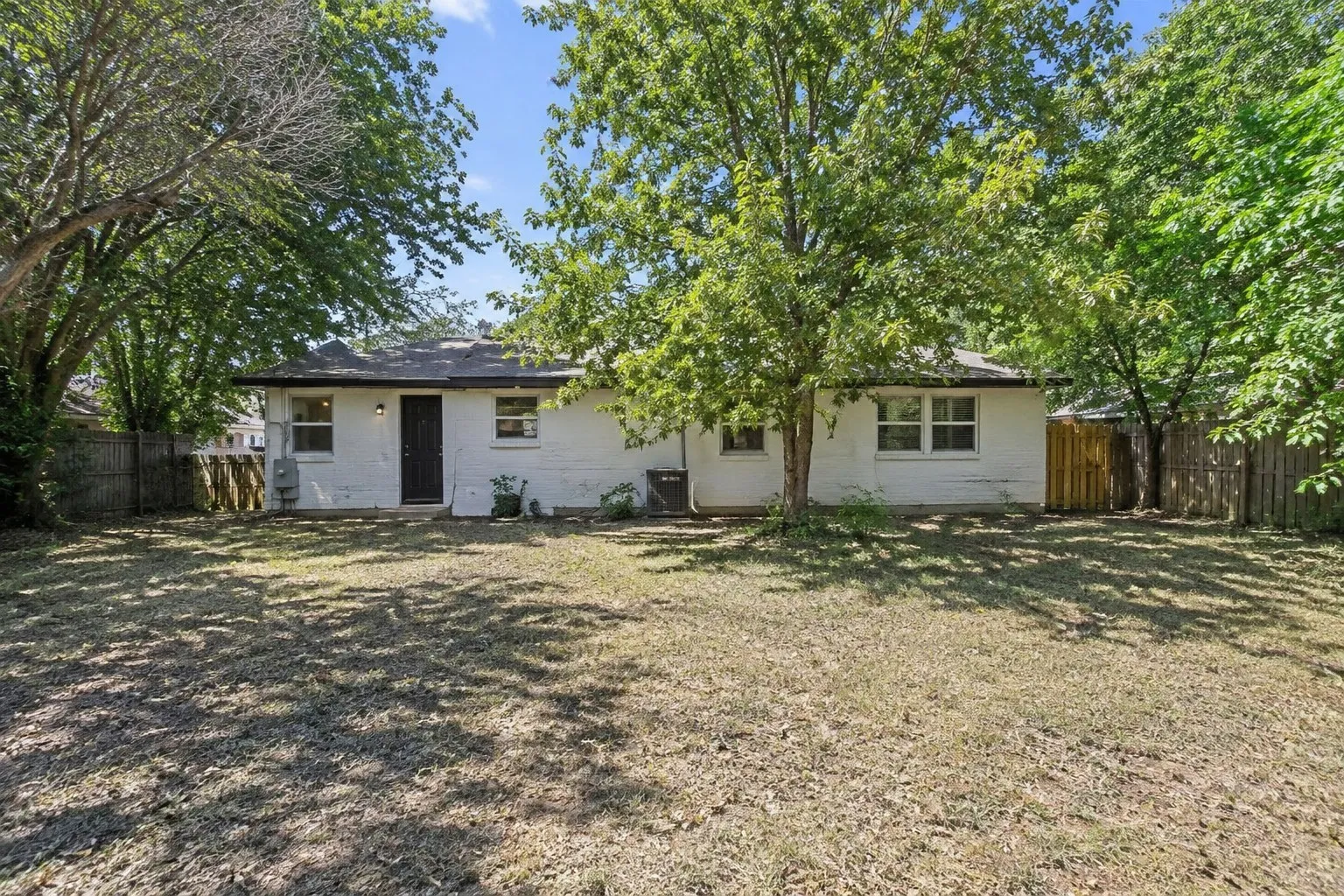Single Family Residence For Sale in Dallas County , 646 E Fairmeadows Drive, Duncanville, Texas 75116, 3 Bedroom, 2 Bathroom, Garage spaces, 1,344 Sqft, built in 1962, mls#21385704, Real Estate Agent in Duncanville, Homes For Sale in Dallas county, Homes For Sale in Duncanville, Realtor in Duncanville Texas, Real Estate Brokerage Independent Realty Texas, Luminita Cordes Realtor