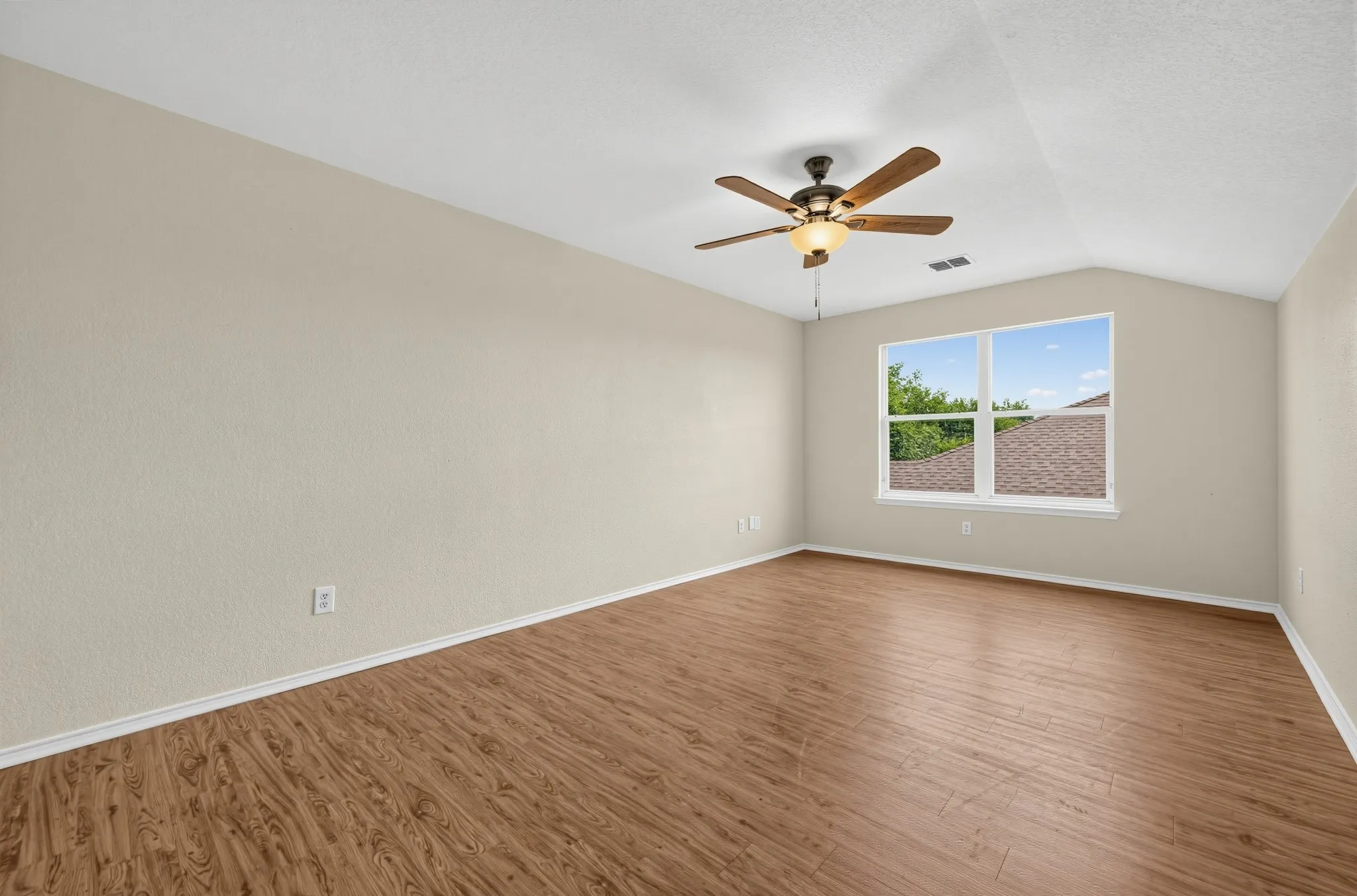 Single Family Residence For Sale in Tarrant County , 1400 Mountain Air Trail, Fort Worth, Texas 76131, 4 Bedroom, 3 Bathroom, 2 Garage spaces, 2,359 Sqft, built in 2005, mls#21385820, Real Estate Agent in Fort Worth, Homes For Sale in Tarrant county, Homes For Sale in Fort Worth, Realtor in Fort Worth Texas, Real Estate Brokerage Independent Realty Texas, Luminita Cordes Realtor