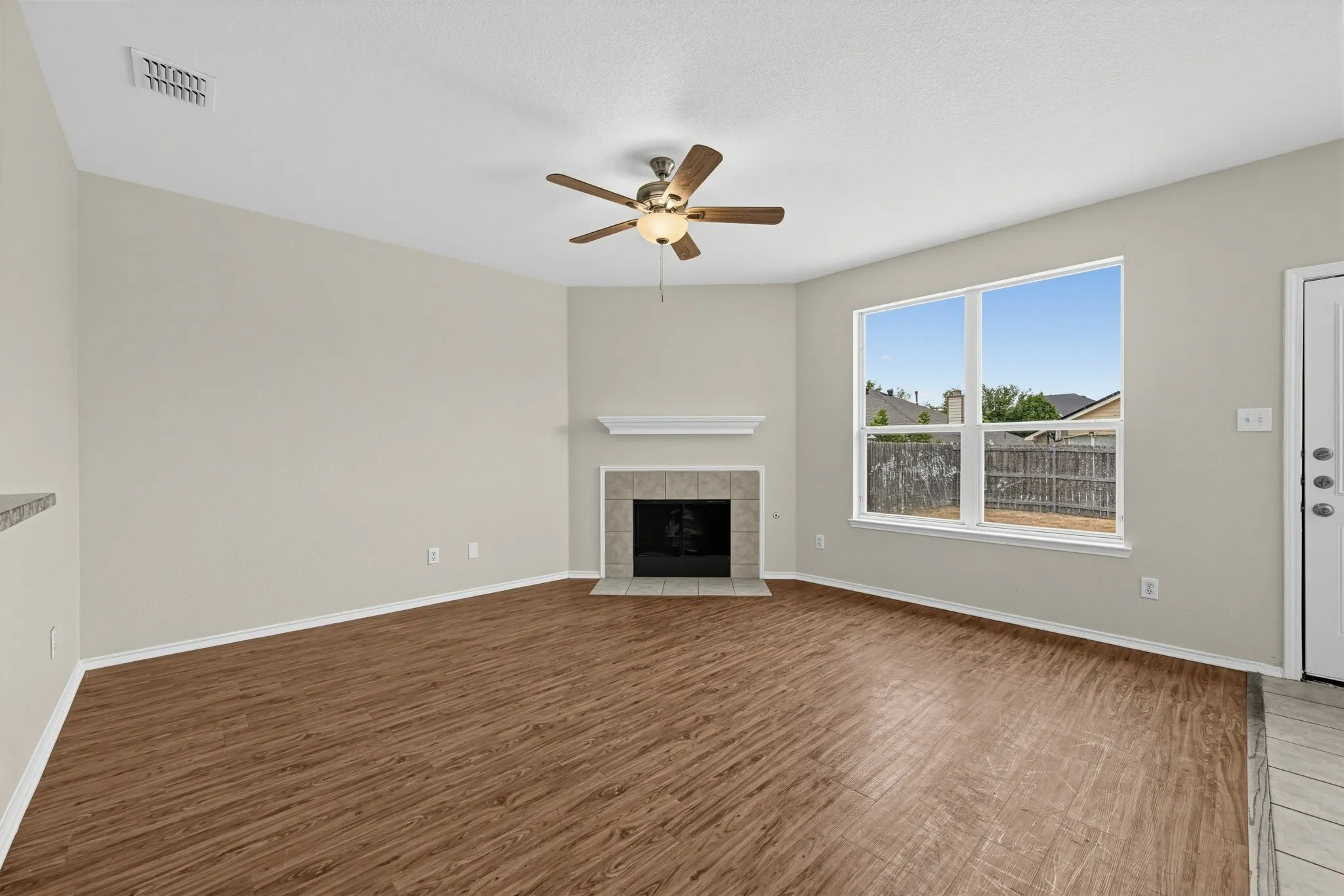 Single Family Residence For Sale in Tarrant County , 1400 Mountain Air Trail, Fort Worth, Texas 76131, 4 Bedroom, 3 Bathroom, 2 Garage spaces, 2,359 Sqft, built in 2005, mls#21385820, Real Estate Agent in Fort Worth, Homes For Sale in Tarrant county, Homes For Sale in Fort Worth, Realtor in Fort Worth Texas, Real Estate Brokerage Independent Realty Texas, Luminita Cordes Realtor