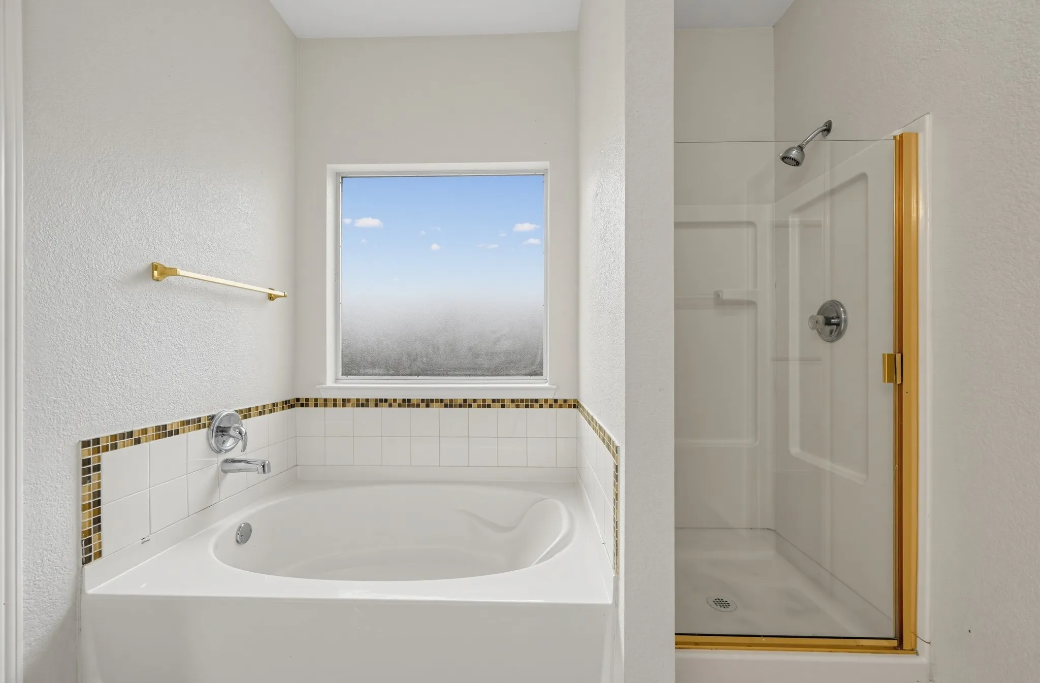 Single Family Residence For Sale in Tarrant County , 1400 Mountain Air Trail, Fort Worth, Texas 76131, 4 Bedroom, 3 Bathroom, 2 Garage spaces, 2,359 Sqft, built in 2005, mls#21385820, Real Estate Agent in Fort Worth, Homes For Sale in Tarrant county, Homes For Sale in Fort Worth, Realtor in Fort Worth Texas, Real Estate Brokerage Independent Realty Texas, Luminita Cordes Realtor