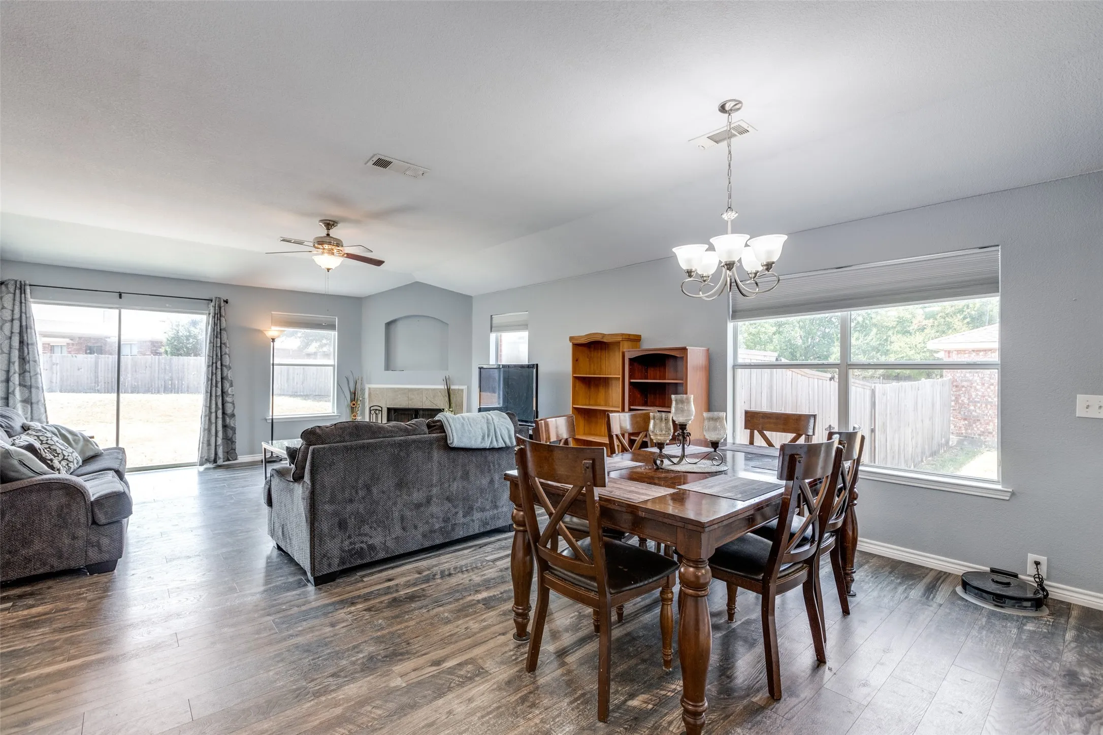 Single Family Residence For Rent in Collin County , 2402 Pheasant Run, Melissa, Texas 75454, 4 Bedroom, 2 Bathroom, 2 Garage spaces, 2,124 Sqft, built in 2003, mls#21381821, Real Estate Agent in Melissa, Homes For Rent in Collin county, Homes For Rent in Melissa, Realtor in Melissa Texas, Real Estate Brokerage Independent Realty Texas, Luminita Cordes Realtor