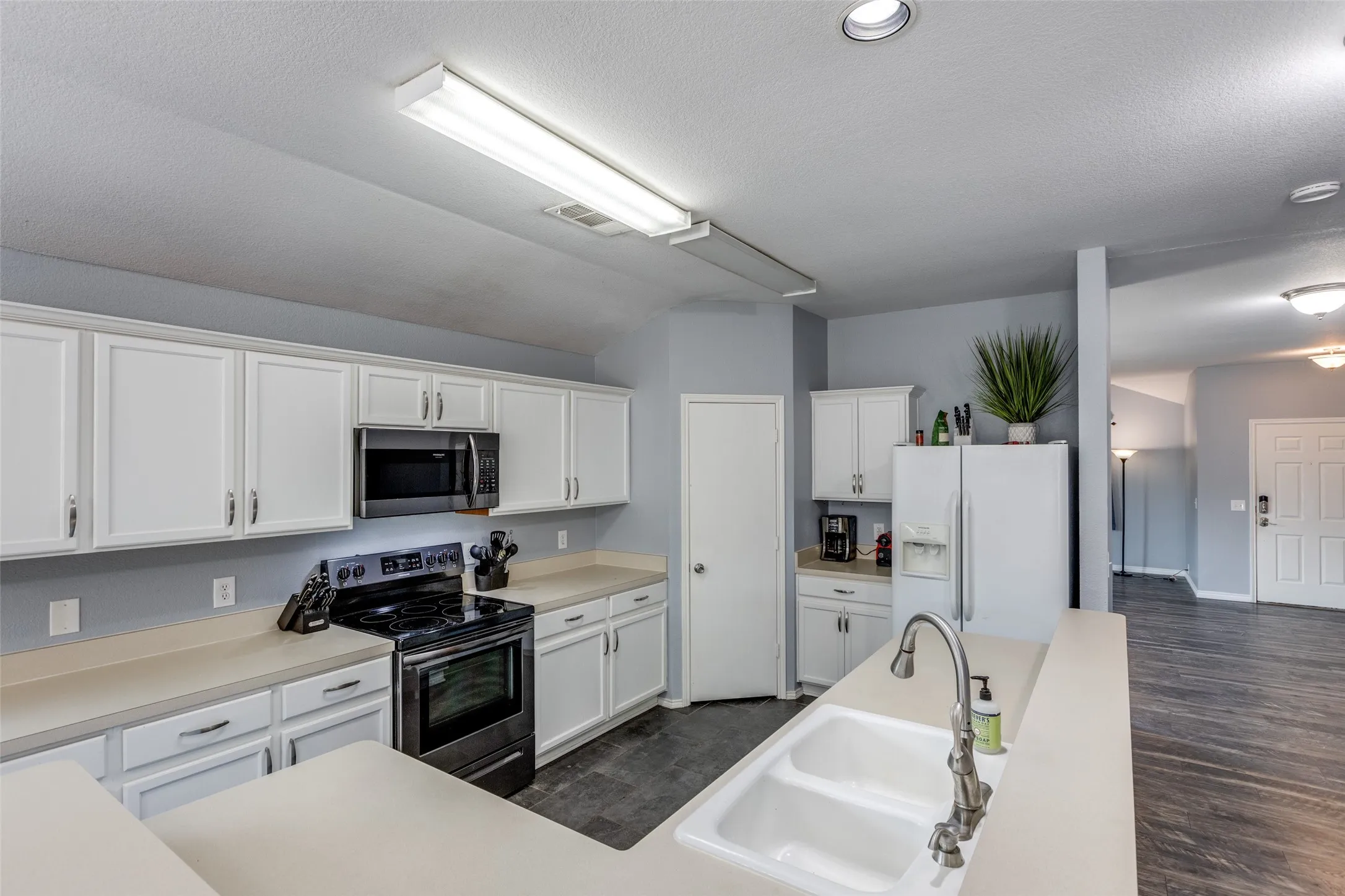 Single Family Residence For Rent in Collin County , 2402 Pheasant Run, Melissa, Texas 75454, 4 Bedroom, 2 Bathroom, 2 Garage spaces, 2,124 Sqft, built in 2003, mls#21381821, Real Estate Agent in Melissa, Homes For Rent in Collin county, Homes For Rent in Melissa, Realtor in Melissa Texas, Real Estate Brokerage Independent Realty Texas, Luminita Cordes Realtor