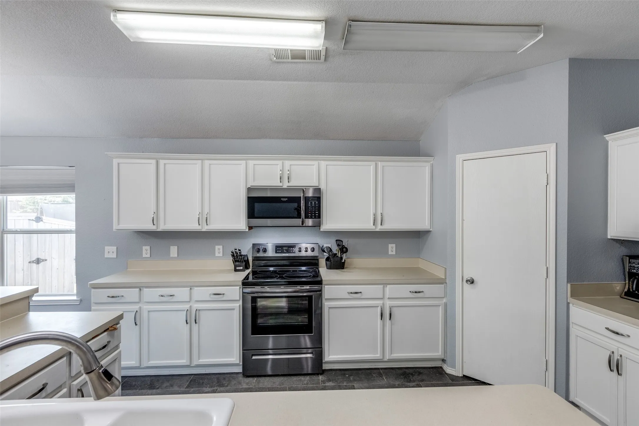 Single Family Residence For Rent in Collin County , 2402 Pheasant Run, Melissa, Texas 75454, 4 Bedroom, 2 Bathroom, 2 Garage spaces, 2,124 Sqft, built in 2003, mls#21381821, Real Estate Agent in Melissa, Homes For Rent in Collin county, Homes For Rent in Melissa, Realtor in Melissa Texas, Real Estate Brokerage Independent Realty Texas, Luminita Cordes Realtor