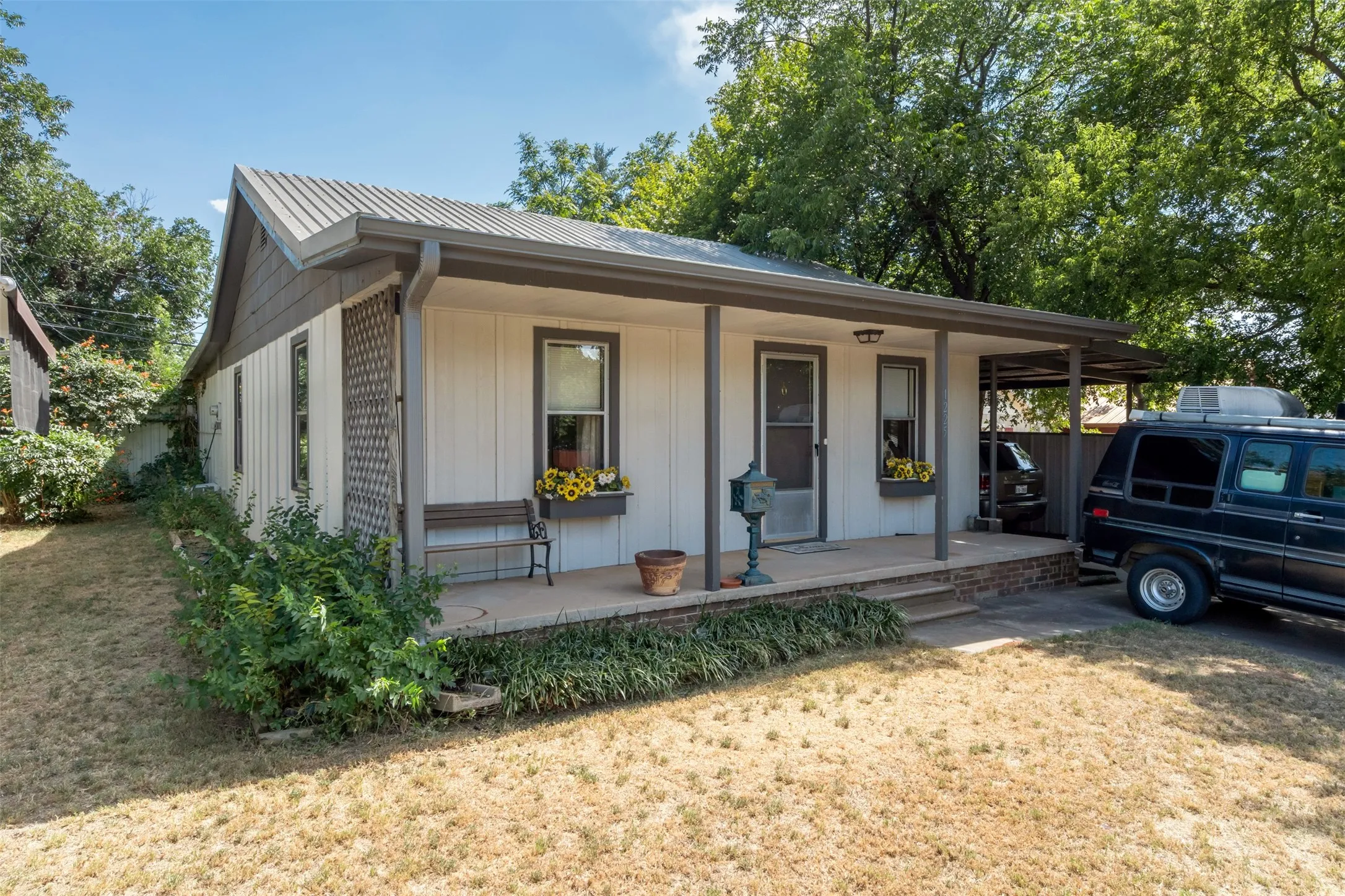 Single Family Residence For Sale in Wichita County , 1225 34th Street, Wichita Falls, Texas 76302, 2 Bedroom, 1 Bathroom, Garage spaces, 1,144 Sqft, built in 1951, mls#21385744, Real Estate Agent in Wichita Falls, Homes For Sale in Wichita county, Homes For Sale in Wichita Falls, Realtor in Wichita Falls Texas, Real Estate Brokerage Independent Realty Texas, Luminita Cordes Realtor