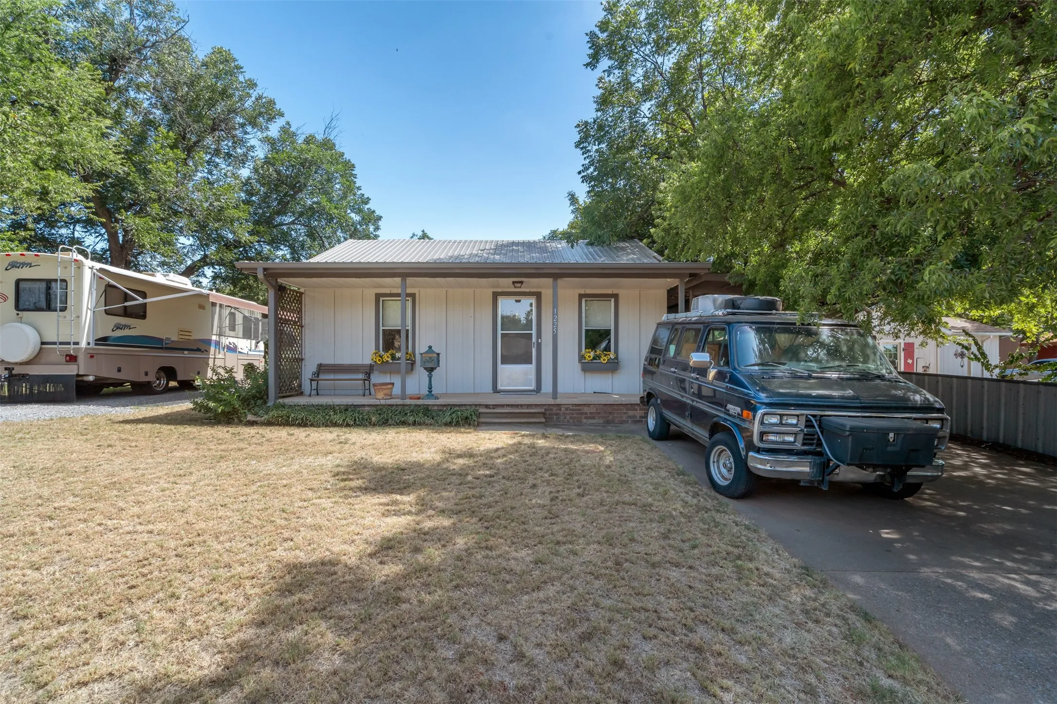 Single Family Residence For Sale in Wichita County , 1225 34th Street, Wichita Falls, Texas 76302, 2 Bedroom, 1 Bathroom, Garage spaces, 1,144 Sqft, built in 1951, mls#21385744, Real Estate Agent in Wichita Falls, Homes For Sale in Wichita county, Homes For Sale in Wichita Falls, Realtor in Wichita Falls Texas, Real Estate Brokerage Independent Realty Texas, Luminita Cordes Realtor