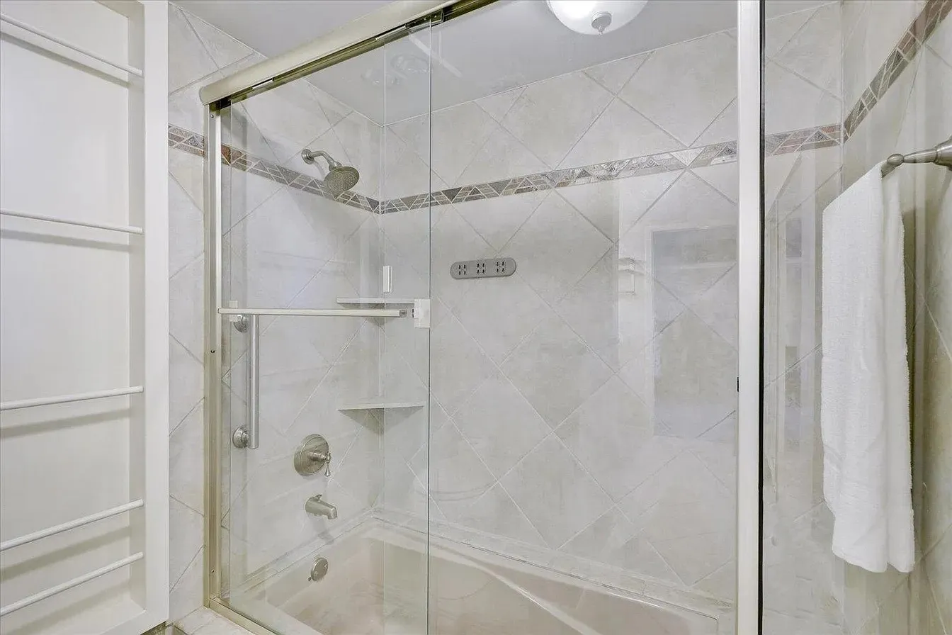 Single Family Residence For Rent in Dallas County , 612 W Northgate Drive, Irving, Texas 75062, 4 Bedroom, 3 Bathroom, 2 Garage spaces, 2,333 Sqft, built in 1970, mls#21384067, Real Estate Agent in Irving, Homes For Rent in Dallas county, Homes For Rent in Irving, Realtor in Irving Texas, Real Estate Brokerage Independent Realty Texas, Luminita Cordes Realtor