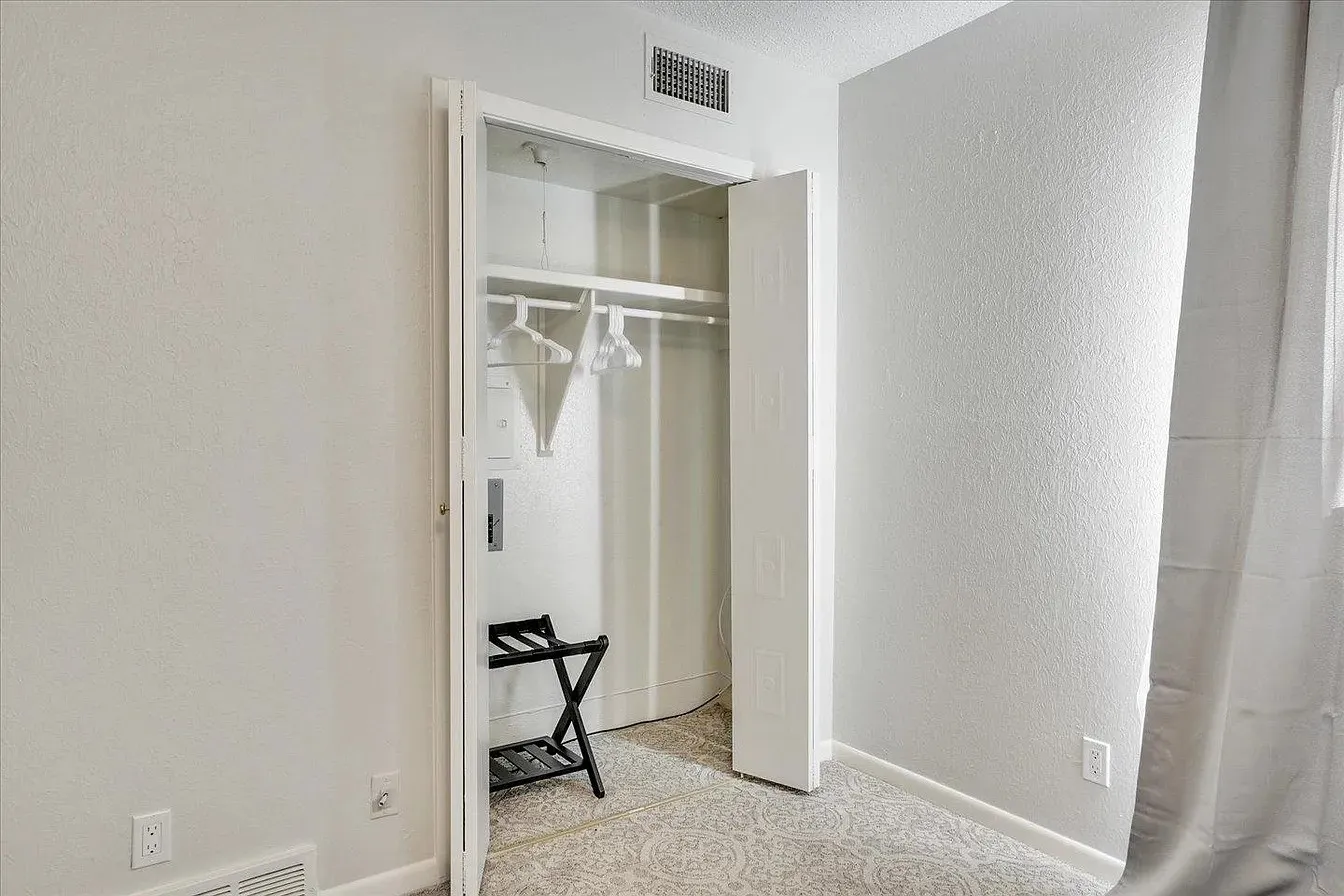 Single Family Residence For Rent in Dallas County , 612 W Northgate Drive, Irving, Texas 75062, 4 Bedroom, 3 Bathroom, 2 Garage spaces, 2,333 Sqft, built in 1970, mls#21384067, Real Estate Agent in Irving, Homes For Rent in Dallas county, Homes For Rent in Irving, Realtor in Irving Texas, Real Estate Brokerage Independent Realty Texas, Luminita Cordes Realtor