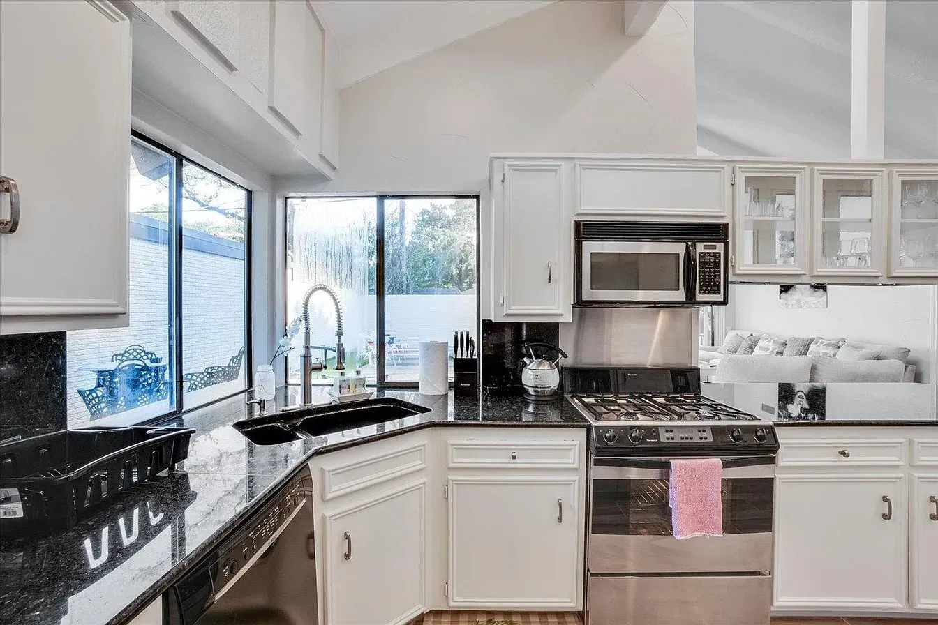 Single Family Residence For Rent in Dallas County , 612 W Northgate Drive, Irving, Texas 75062, 4 Bedroom, 3 Bathroom, 2 Garage spaces, 2,333 Sqft, built in 1970, mls#21384067, Real Estate Agent in Irving, Homes For Rent in Dallas county, Homes For Rent in Irving, Realtor in Irving Texas, Real Estate Brokerage Independent Realty Texas, Luminita Cordes Realtor