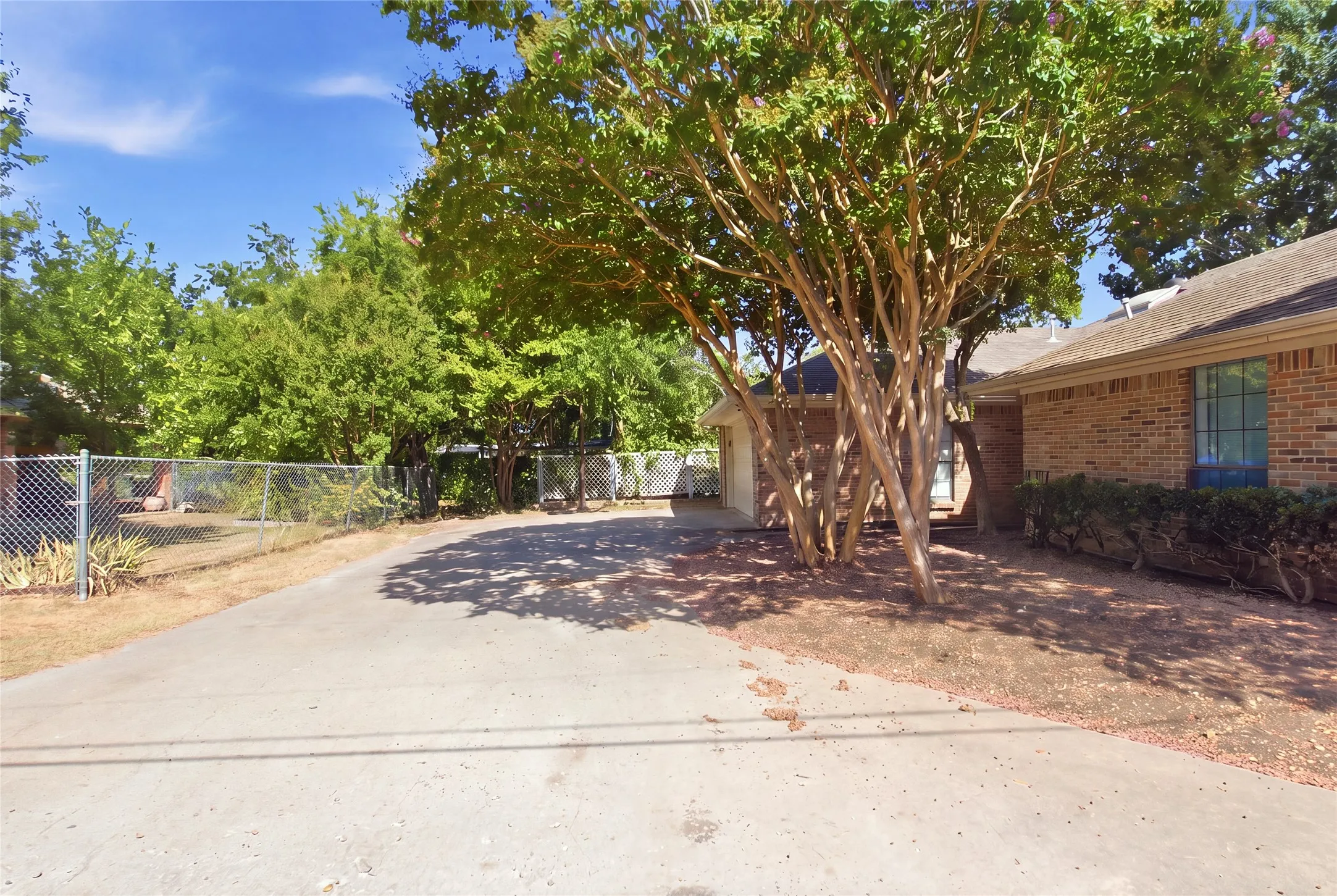 Single Family Residence For Sale in Collin County , 1503 W Midway Street, Mc Kinney, Texas 75069, 3 Bedroom, 2 Bathroom, 2 Garage spaces, 1,348 Sqft, built in 1983, mls#21385810, Real Estate Agent in Mc Kinney, Homes For Sale in Collin county, Homes For Sale in Mc Kinney, Realtor in Mc Kinney Texas, Real Estate Brokerage Independent Realty Texas, Luminita Cordes Realtor