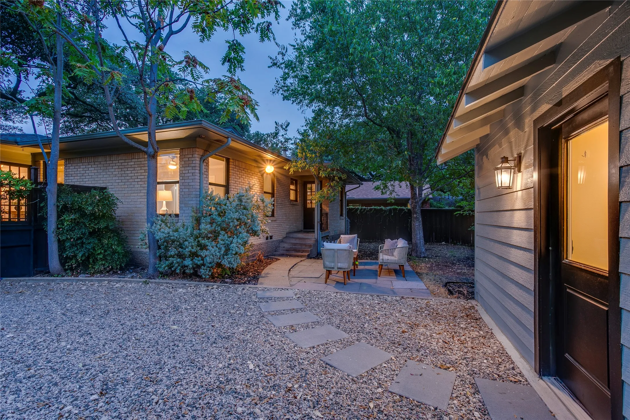 Single Family Residence For Sale in Dallas County , 920 Bison Trail, Dallas, Texas 75208, 3 Bedroom, 3 Bathroom, Garage spaces, 1,733 Sqft, built in 1950, mls#21384984, Real Estate Agent in Dallas, Homes For Sale in Dallas county, Homes For Sale in Dallas, Realtor in Dallas Texas, Real Estate Brokerage Independent Realty Texas, Luminita Cordes Realtor