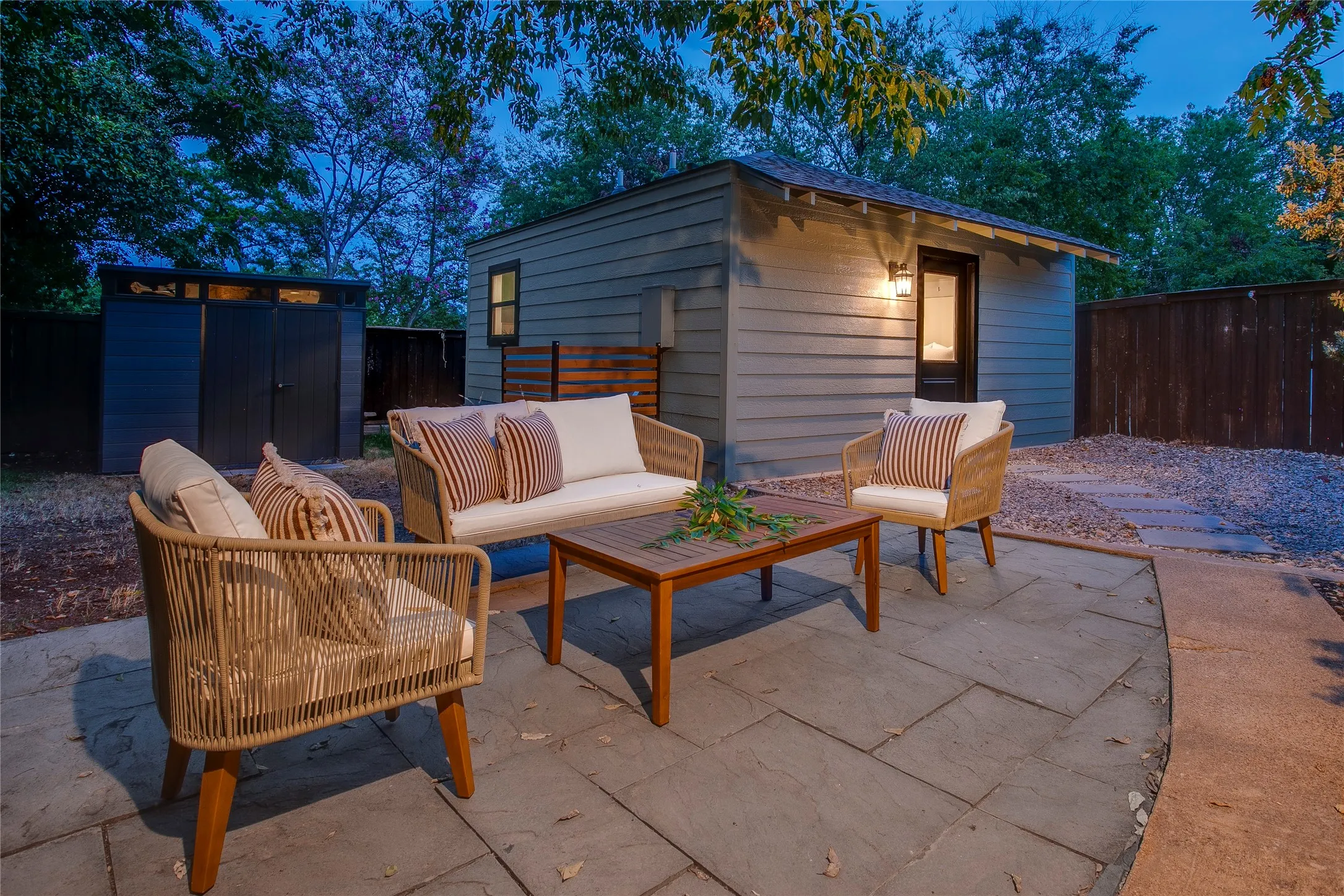 Single Family Residence For Sale in Dallas County , 920 Bison Trail, Dallas, Texas 75208, 3 Bedroom, 3 Bathroom, Garage spaces, 1,733 Sqft, built in 1950, mls#21384984, Real Estate Agent in Dallas, Homes For Sale in Dallas county, Homes For Sale in Dallas, Realtor in Dallas Texas, Real Estate Brokerage Independent Realty Texas, Luminita Cordes Realtor